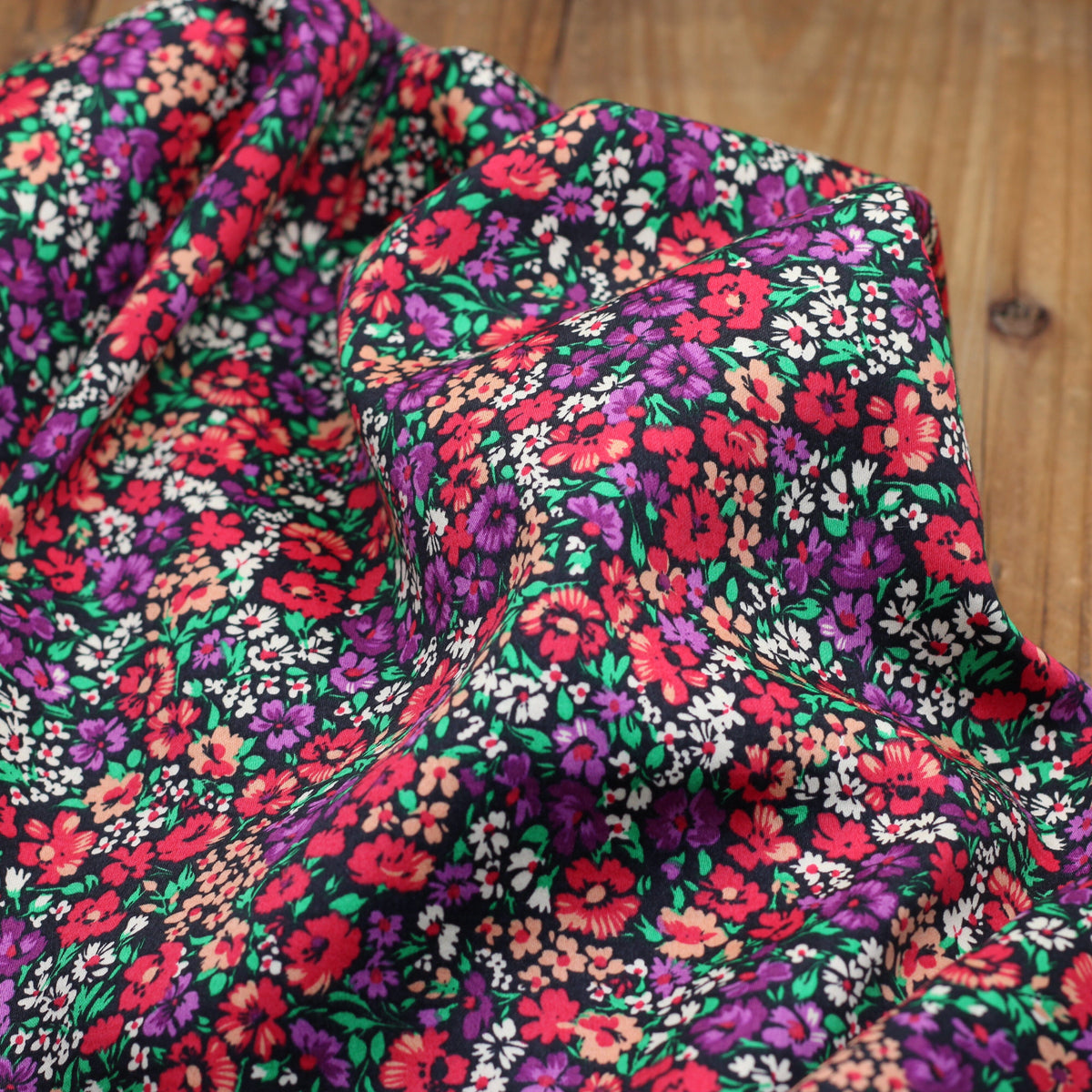 Tissu Satin de coton - PETITES FLEURS - Rouge/Violet (Vendu x10cm) Tissus Sélection Gaspard & Léonie | Gaspard et Léonie Tissus en ligne et Mercerie à Toulouse