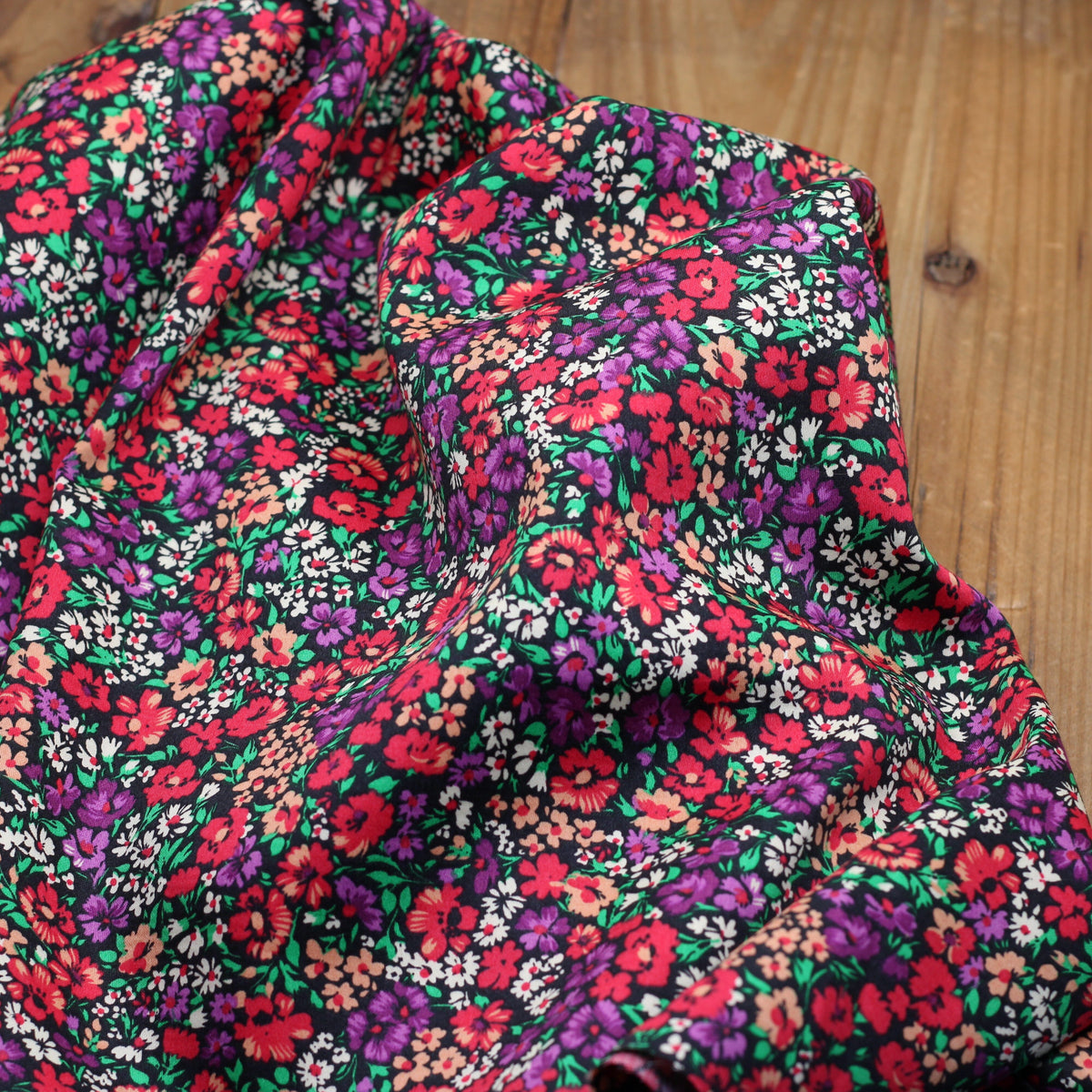 Tissu Satin de coton - PETITES FLEURS - Rouge/Violet (Vendu x10cm) Tissus Sélection Gaspard & Léonie | Gaspard et Léonie Tissus en ligne et Mercerie à Toulouse