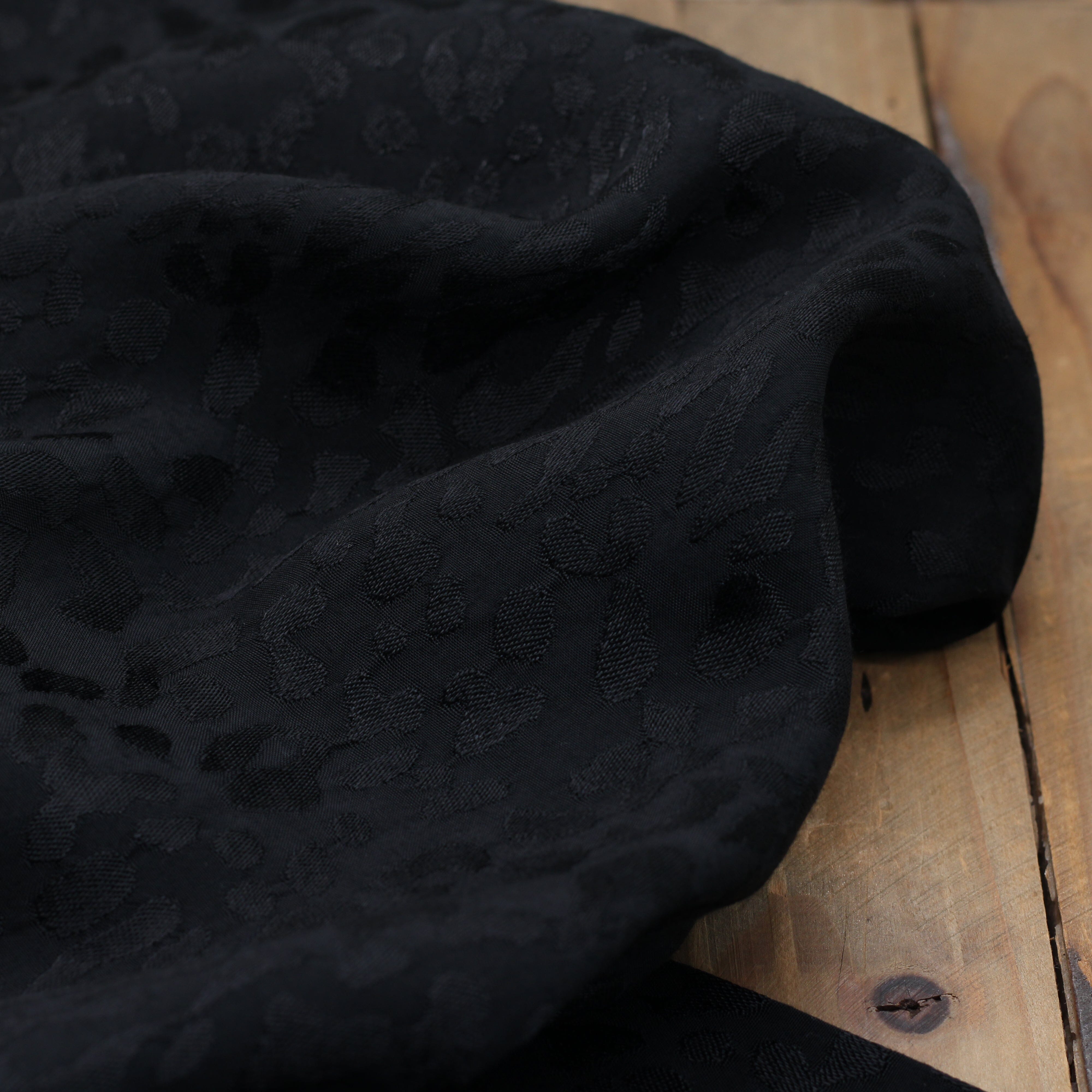 Tissu satin de viscose Jaquard - LEOPARD - Noir (Vendu x10cm) Tissus Sélection Gaspard & Léonie | Gaspard et Léonie Tissus en ligne et Mercerie à Toulouse