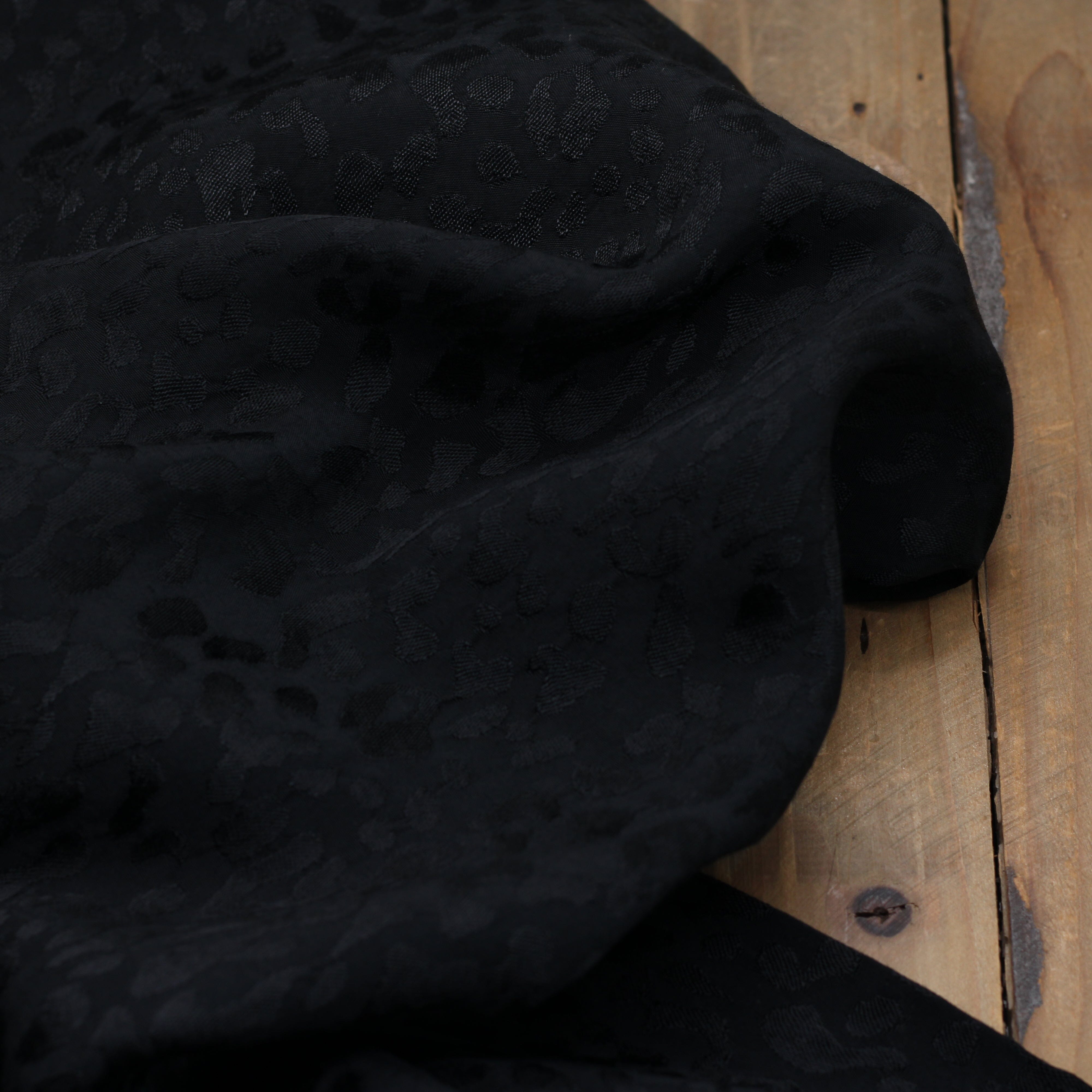 Tissu satin de viscose Jaquard - LEOPARD - Noir (Vendu x10cm) Tissus Sélection Gaspard & Léonie | Gaspard et Léonie Tissus en ligne et Mercerie à Toulouse