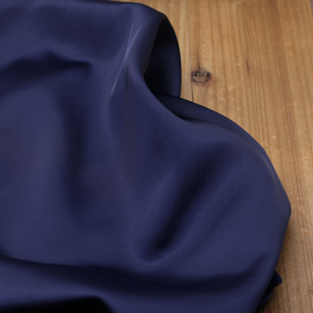 Tissu satin Duchesse uni - Bleu marine (Vendu x10cm) Tissus Sélection Gaspard & Léonie | Gaspard et Léonie Tissus en ligne et Mercerie à Toulouse