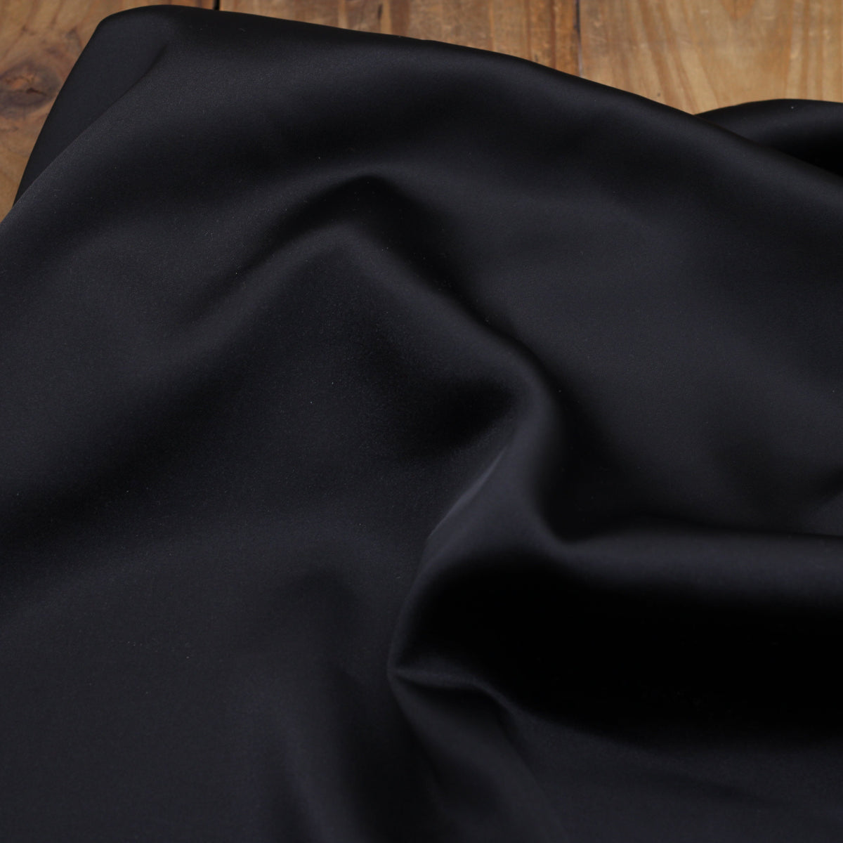 Tissu satin Duchesse uni - Noir (Vendu x10cm) Tissus Sélection Gaspard & Léonie | Gaspard et Léonie Tissus en ligne et Mercerie à Toulouse