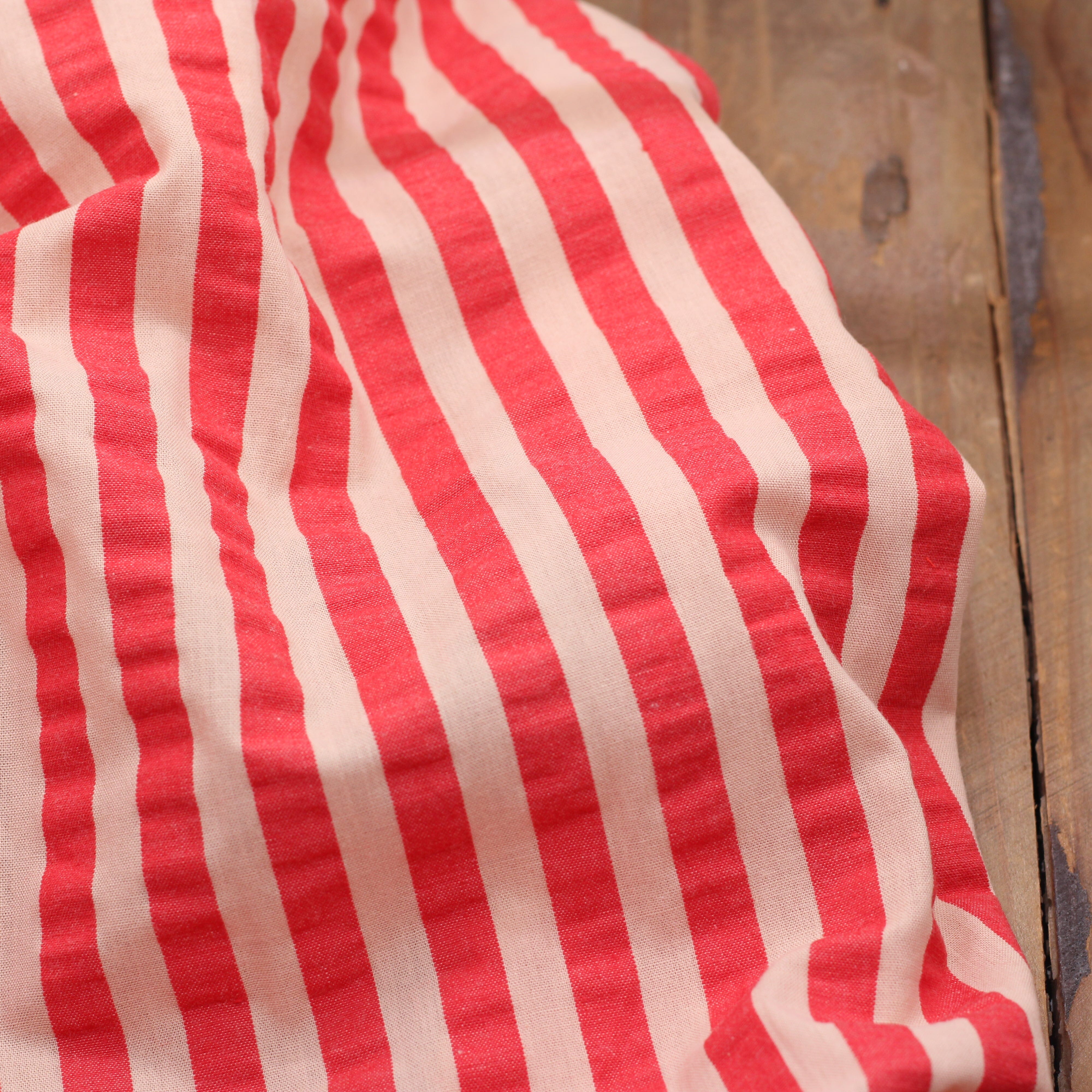 Tissu Seersucker Stripes - TOM - Abricot / Cerise (Vendu x10cm) Tissus DOMOTEX | Gaspard et Léonie Tissus en ligne et Mercerie à Toulouse