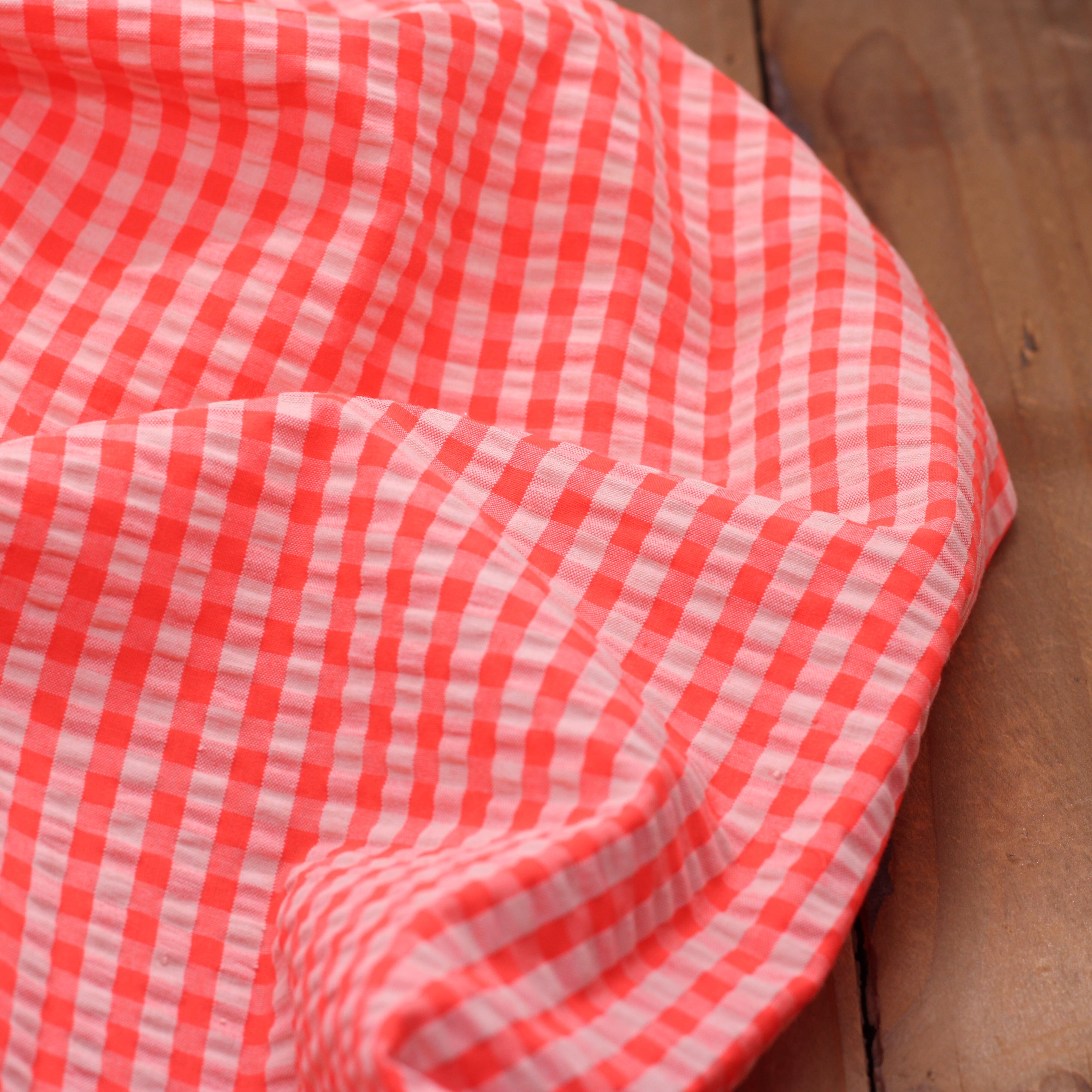 Tissu Seersucker Vichy - ELI - Pêche / Fraise Fluo (Vendu x10cm) Tissus DOMOTEX | Gaspard et Léonie Tissus en ligne et Mercerie à Toulouse