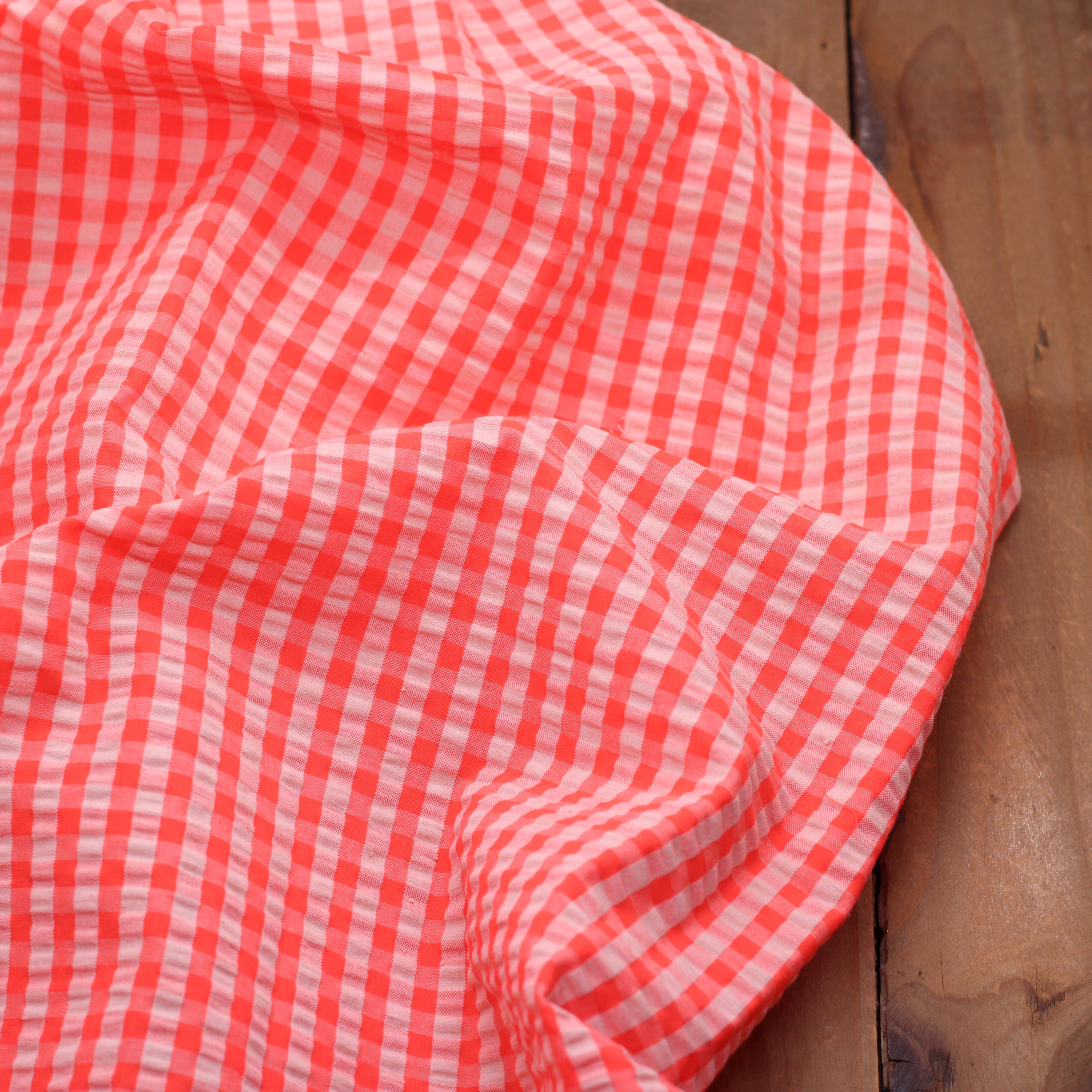 Tissu Seersucker Vichy - ELI - Pêche / Fraise Fluo (Vendu x10cm) Tissus DOMOTEX | Gaspard et Léonie Tissus en ligne et Mercerie à Toulouse