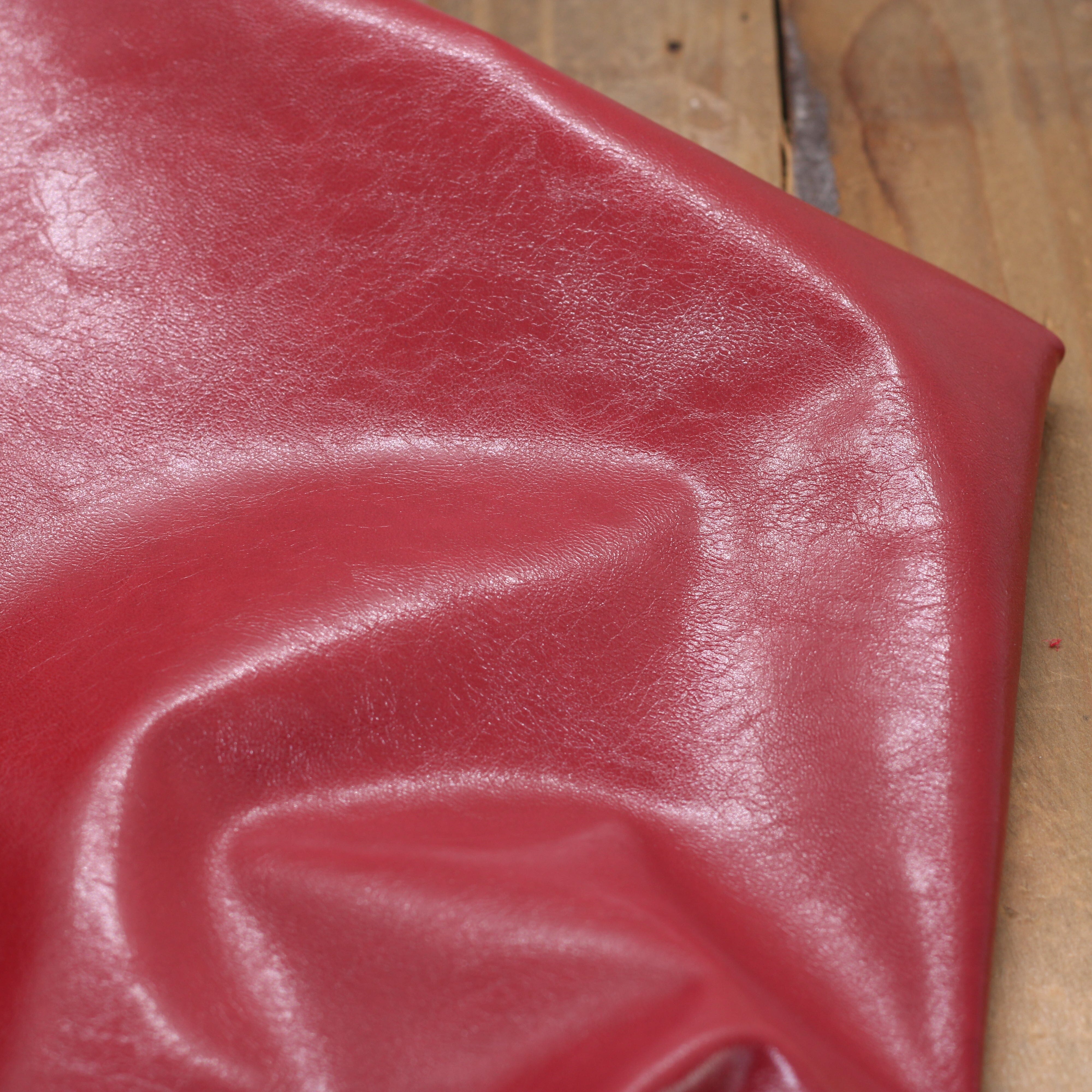 Tissu Simili Cuir Vintage- Rouge bordeaux (Vendu x10cm) Tissus Sélection Gaspard et Léonie | Gaspard et Léonie Tissus en ligne et Mercerie à Toulouse