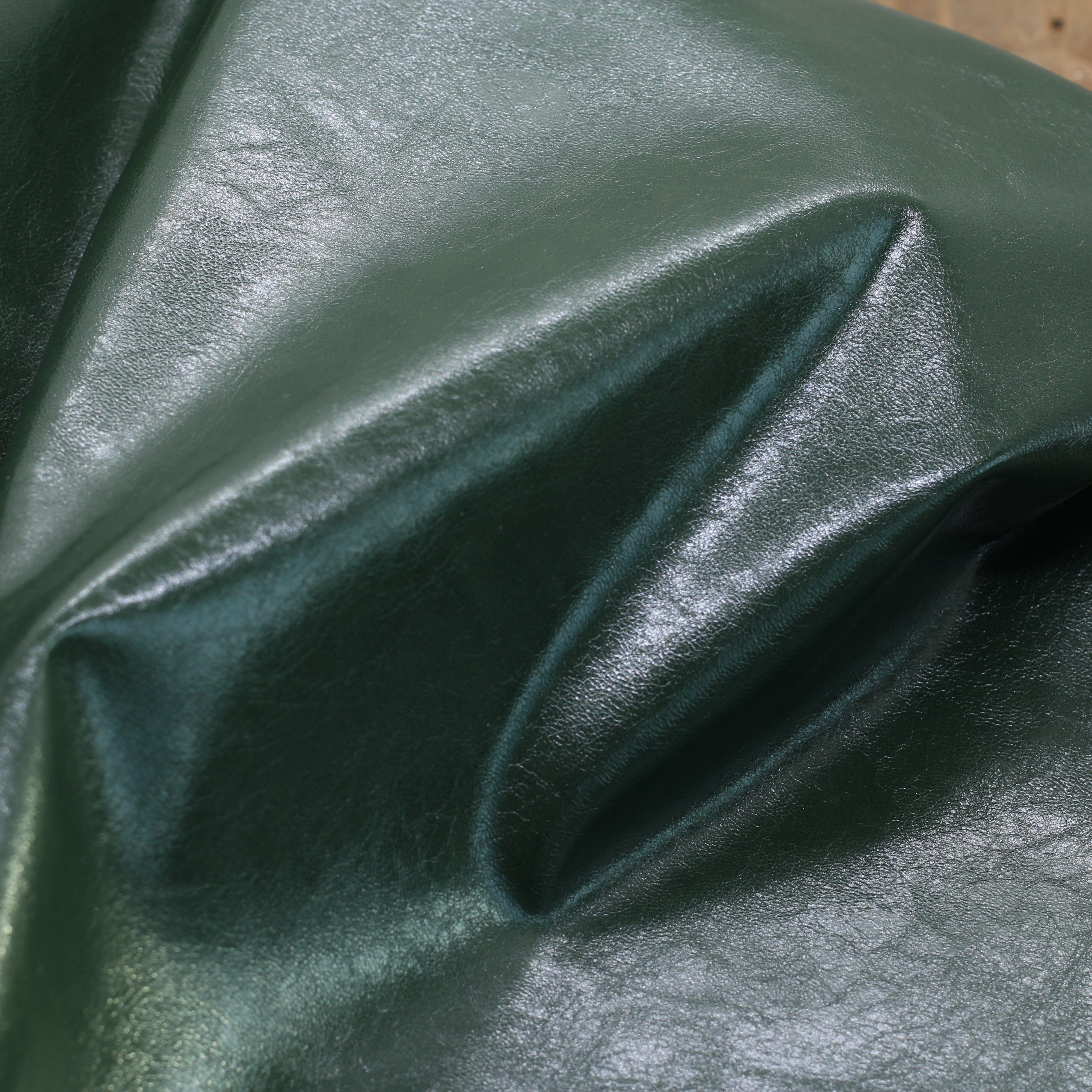 Tissu Simili Cuir Vintage- Vert bouteille (Vendu x10cm) Tissus Sélection Gaspard et Léonie | Gaspard et Léonie Tissus en ligne et Mercerie à Toulouse