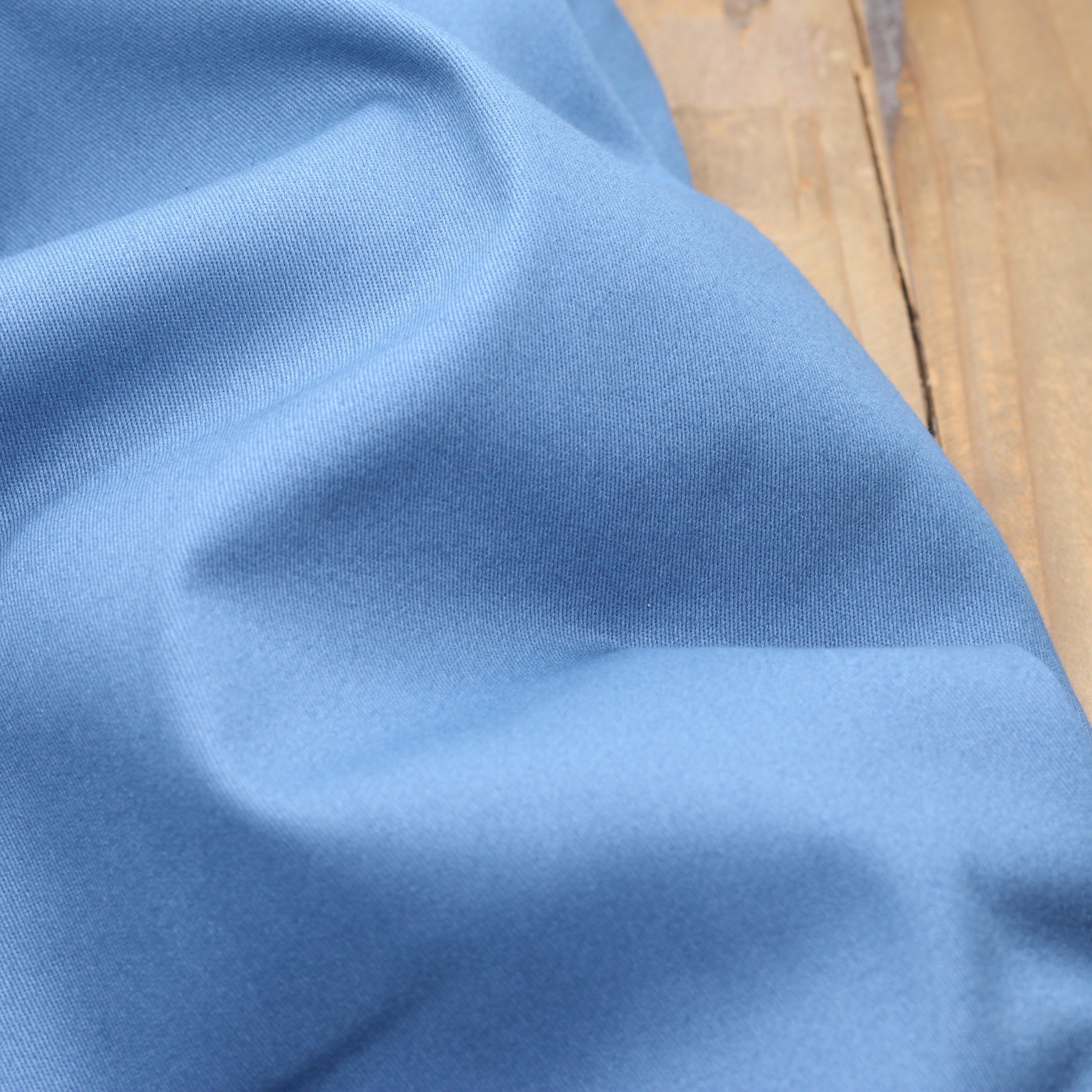 Tissu Twill de coton brossé stretch - CHINO - Bleu denim (Vendu par 10cm) Tissus Sélection Gaspard & Léonie | Gaspard et Léonie Tissus en ligne et Mercerie à Toulouse