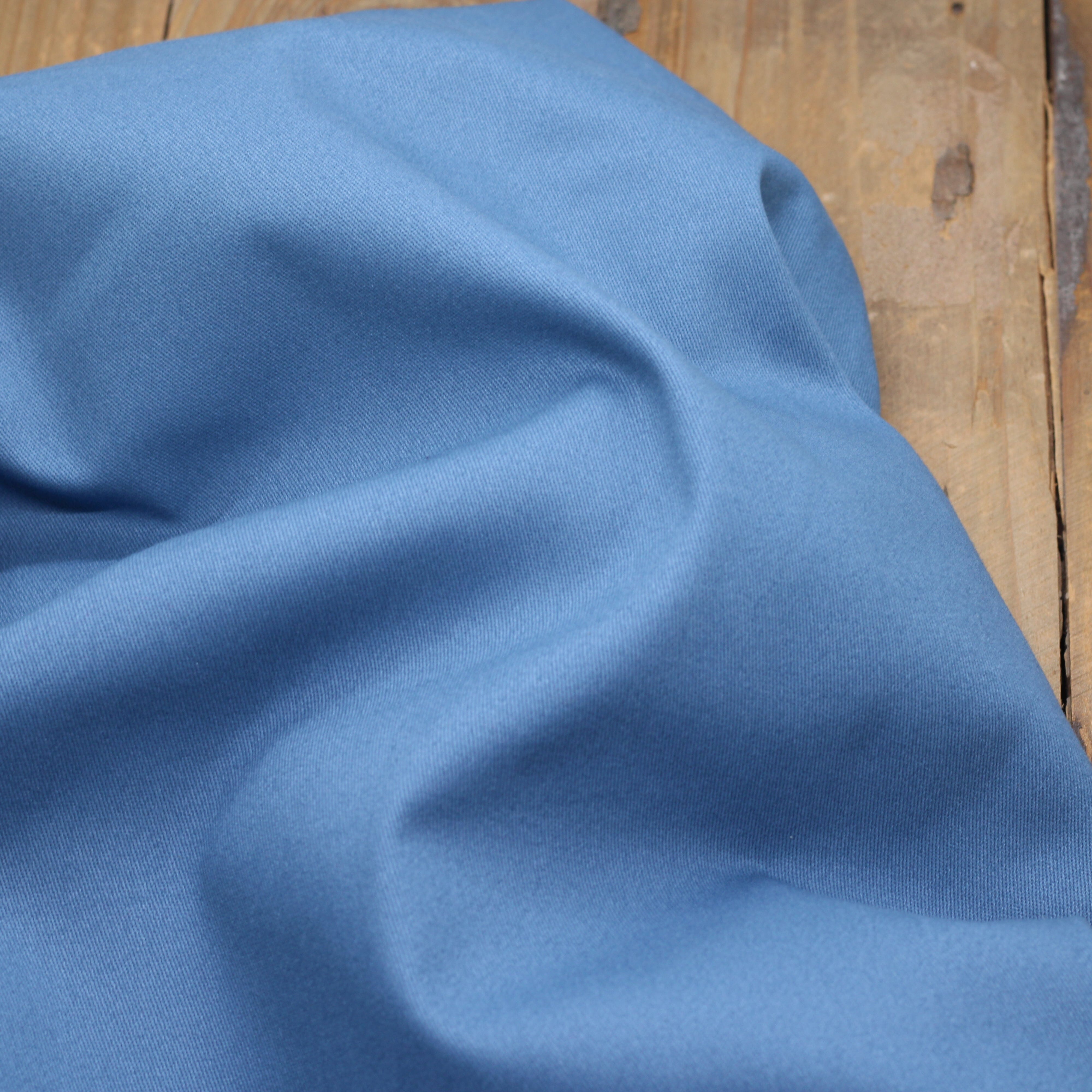 Tissu Twill de coton brossé stretch - CHINO - Bleu denim (Vendu par 10cm) Tissus Sélection Gaspard & Léonie | Gaspard et Léonie Tissus en ligne et Mercerie à Toulouse
