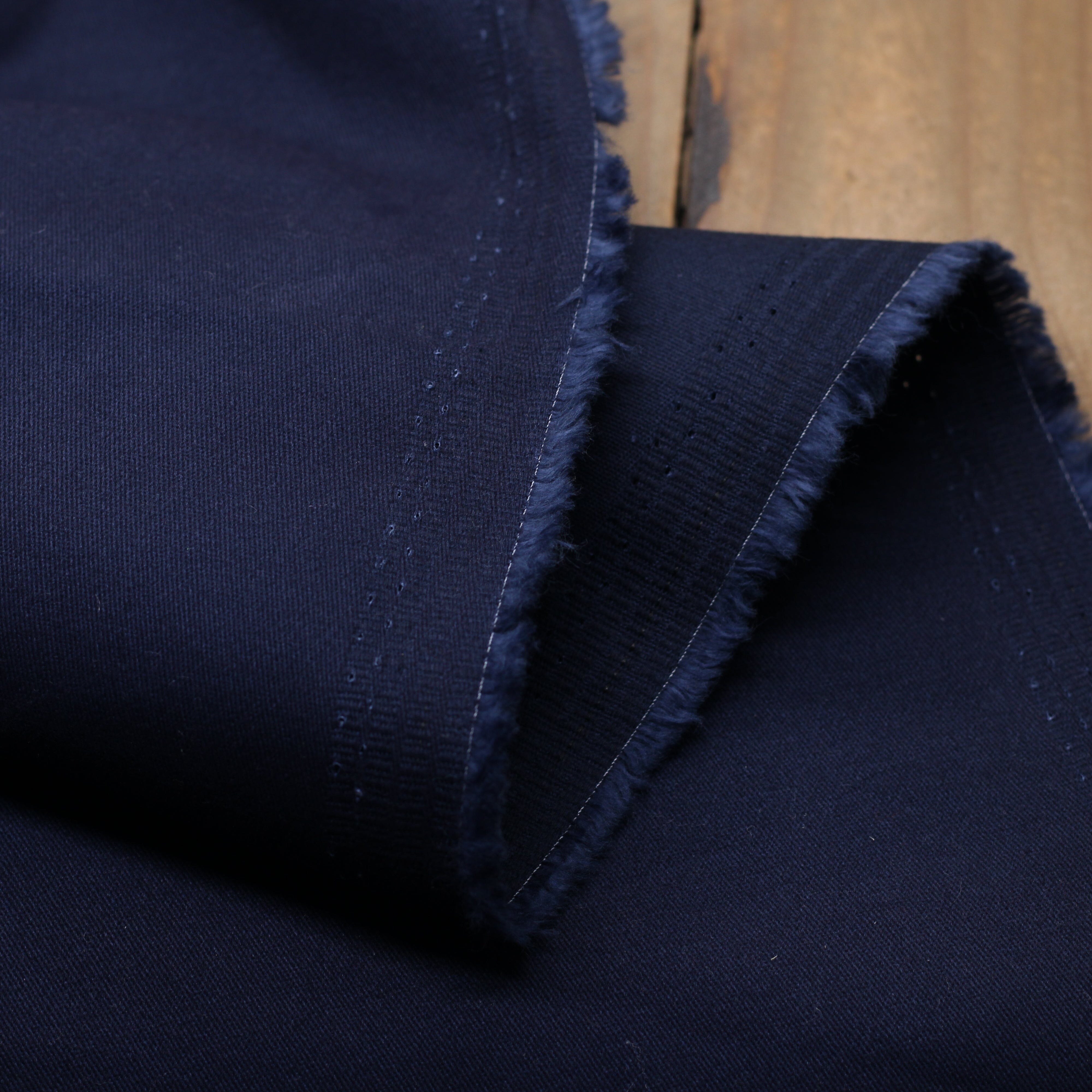 Tissu Twill de coton brossé stretch - CHINO - Marine (Vendu par 10cm) Tissus Sélection Gaspard & Léonie | Gaspard et Léonie Tissus en ligne et Mercerie à Toulouse