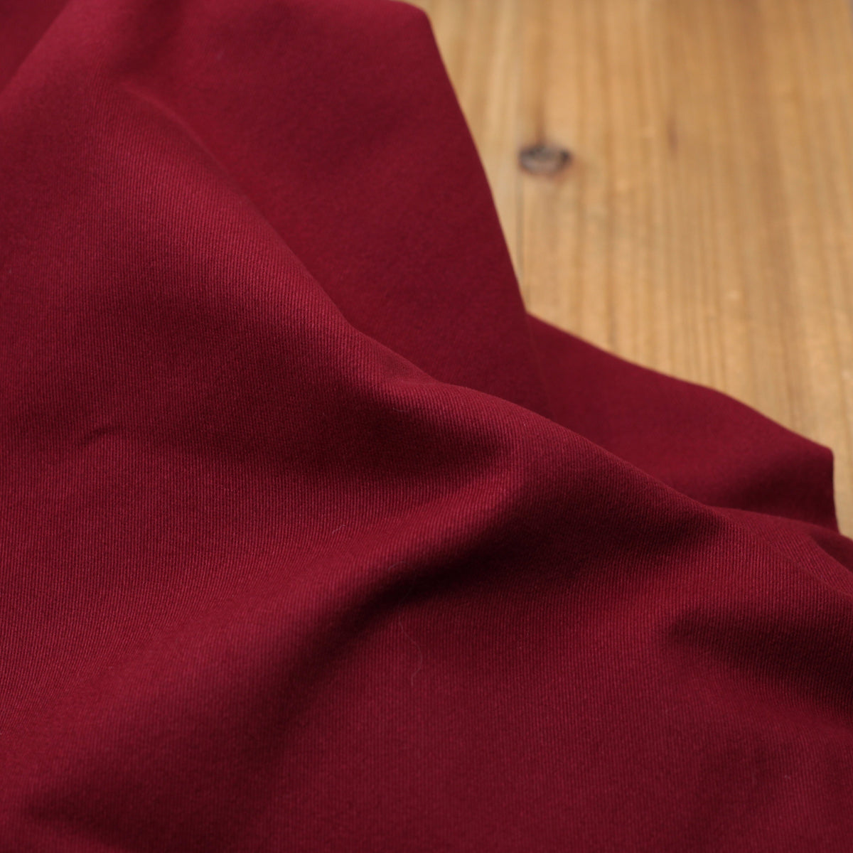Tissu Twill de coton brossé stretch - CHINO - Rouge bordeaux (Vendu par 10cm) Tissus Sélection Gaspard & Léonie | Gaspard et Léonie Tissus en ligne et Mercerie à Toulouse
