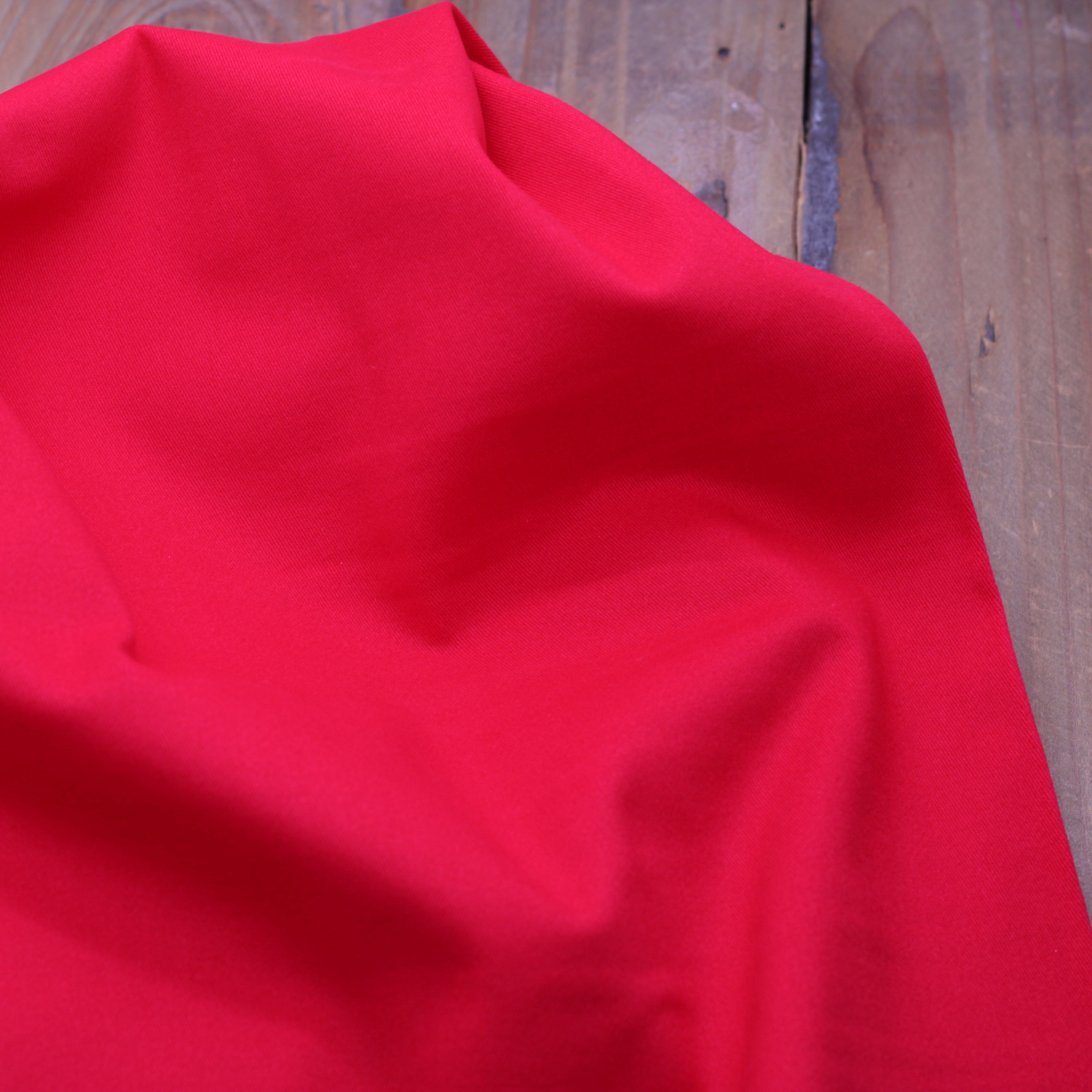 Tissu Twill de coton brossé stretch - CHINO - Rouge (Vendu par 10cm) Tissus Sélection Gaspard & Léonie | Gaspard et Léonie Tissus en ligne et Mercerie à Toulouse
