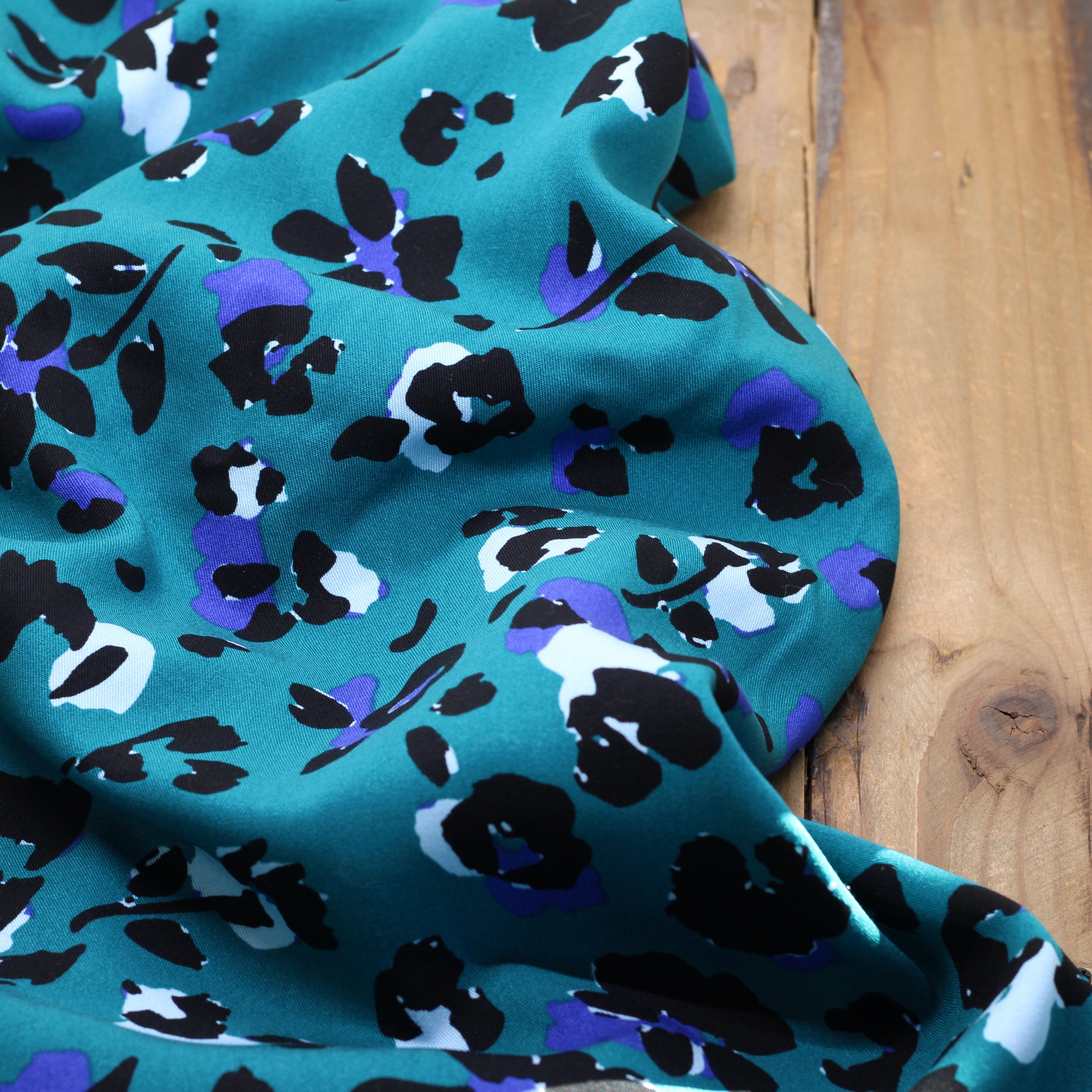 Tissu Twill de viscose - LEOPARD - Bleu pétrole (Vendu x10cm) Tissus Sélection Gaspard & Léonie | Gaspard et Léonie Tissus en ligne et Mercerie à Toulouse