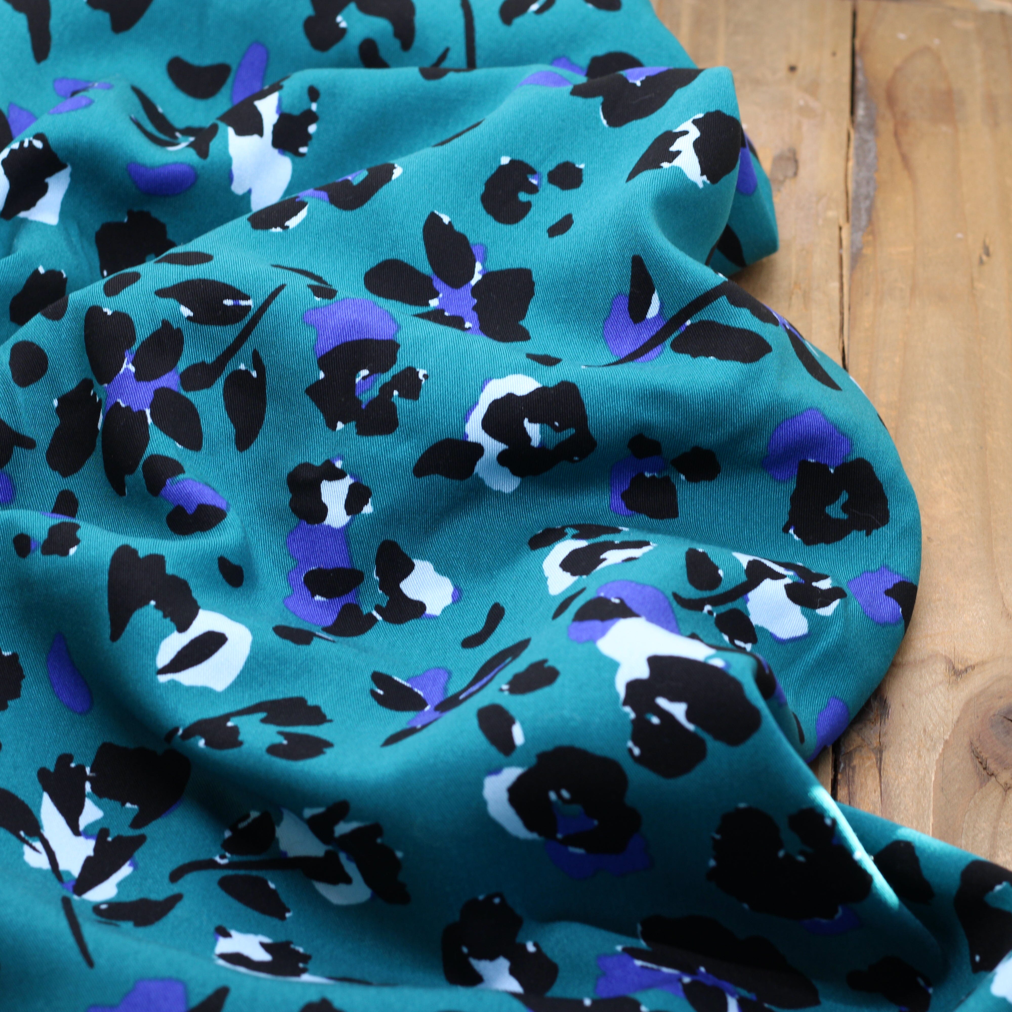 Tissu Twill de viscose - LEOPARD - Bleu pétrole (Vendu x10cm) Tissus Sélection Gaspard & Léonie | Gaspard et Léonie Tissus en ligne et Mercerie à Toulouse