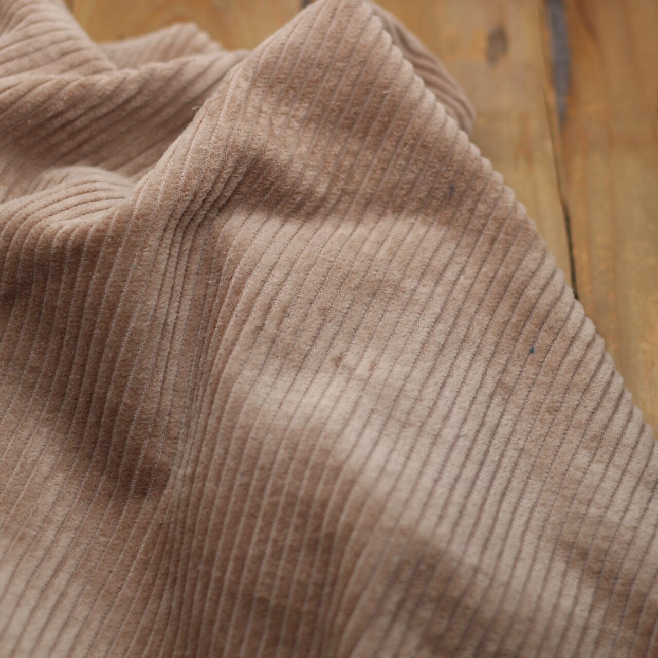 Tissu Velours Grosses côtes - Beige Foncé/Marron clair (vendu x10cm) Tissus Sélection Gaspard & Léonie | Gaspard et Léonie Tissus en ligne et Mercerie à Toulouse