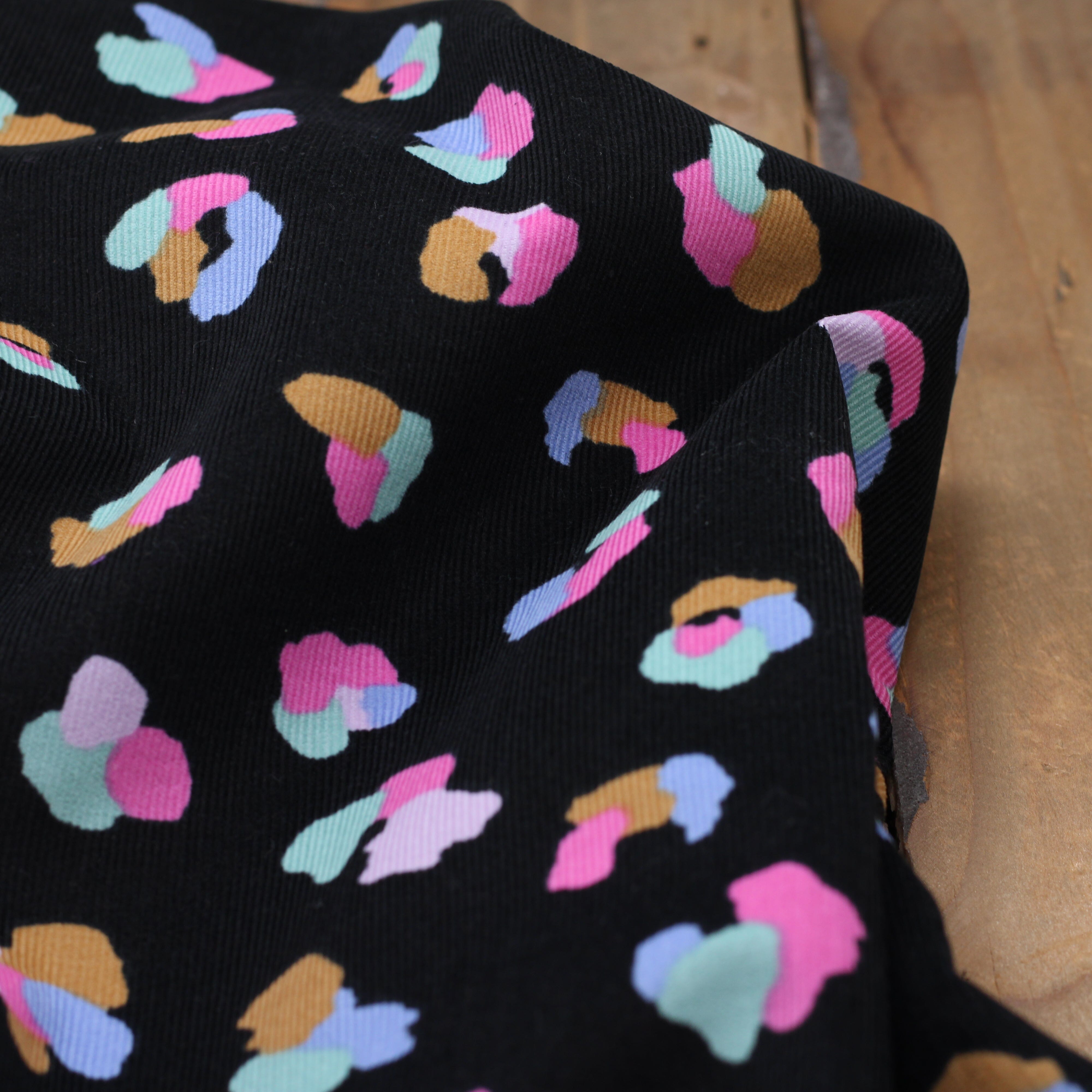 Tissu Velours milleraies - ANIMAL SKIN LEO - Noir - POPPY DESIGNED FOR YOU (vendu x10cm) Tissus POPPY Designed For You | Gaspard et Léonie Tissus en ligne et Mercerie à Toulouse