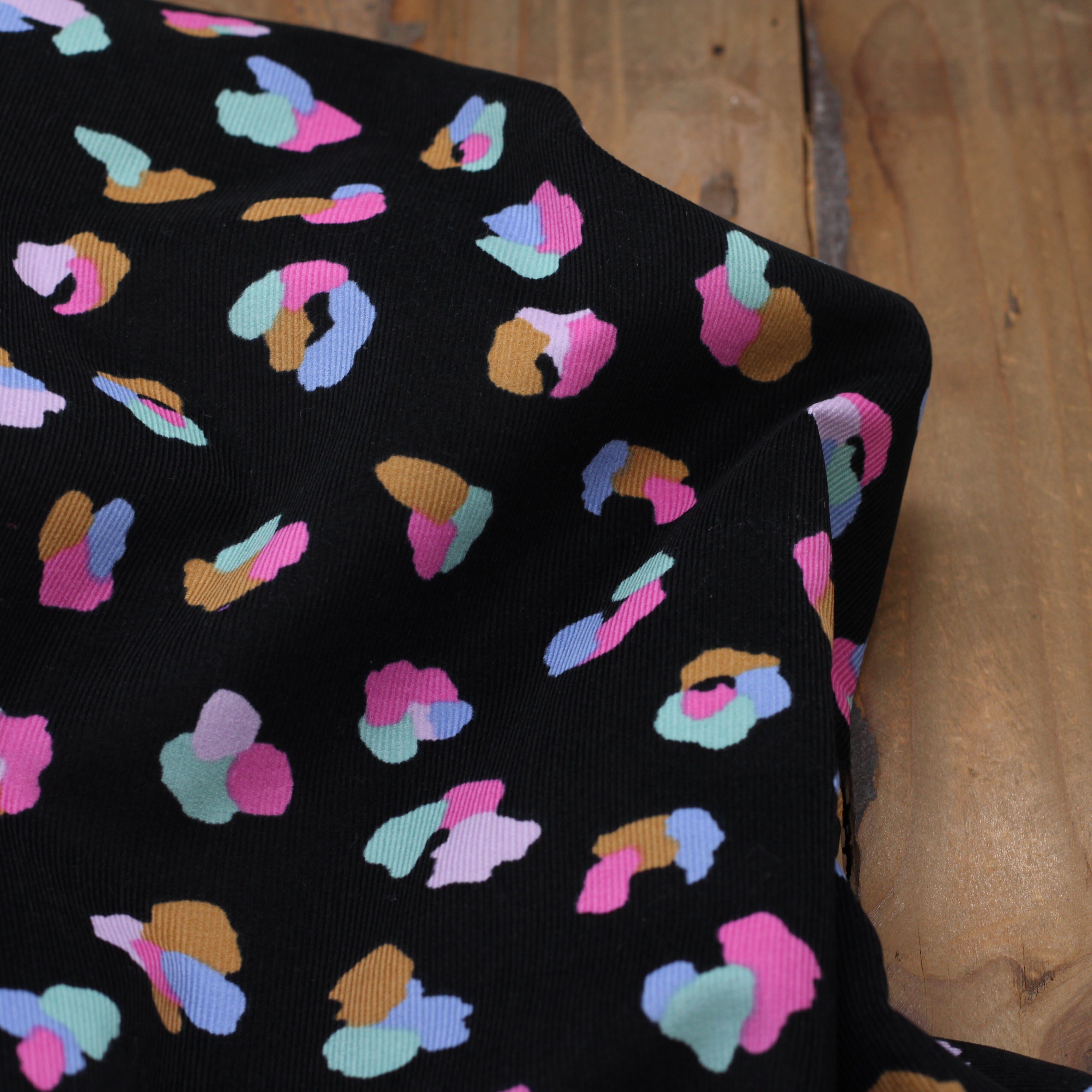 Tissu Velours milleraies - ANIMAL SKIN LEO - Noir - POPPY DESIGNED FOR YOU (vendu x10cm) Tissus POPPY Designed For You | Gaspard et Léonie Tissus en ligne et Mercerie à Toulouse