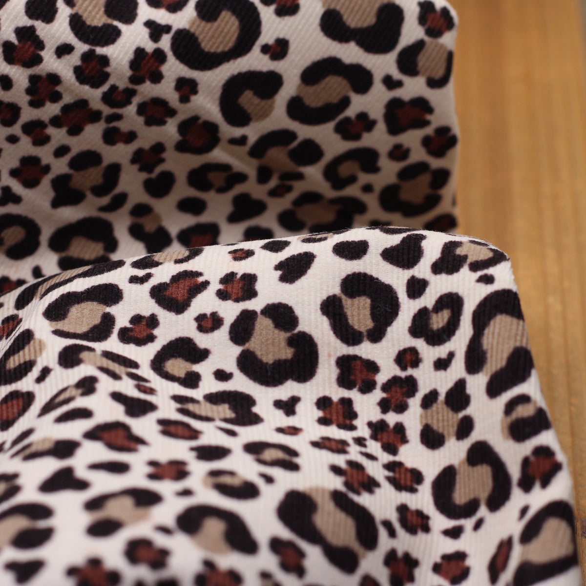 Tissu Velours milleraies - BRENDLA LEOPARD - Ecru (vendu x10cm) Tissus DOMOTEX | Gaspard et Léonie Tissus en ligne et Mercerie à Toulouse
