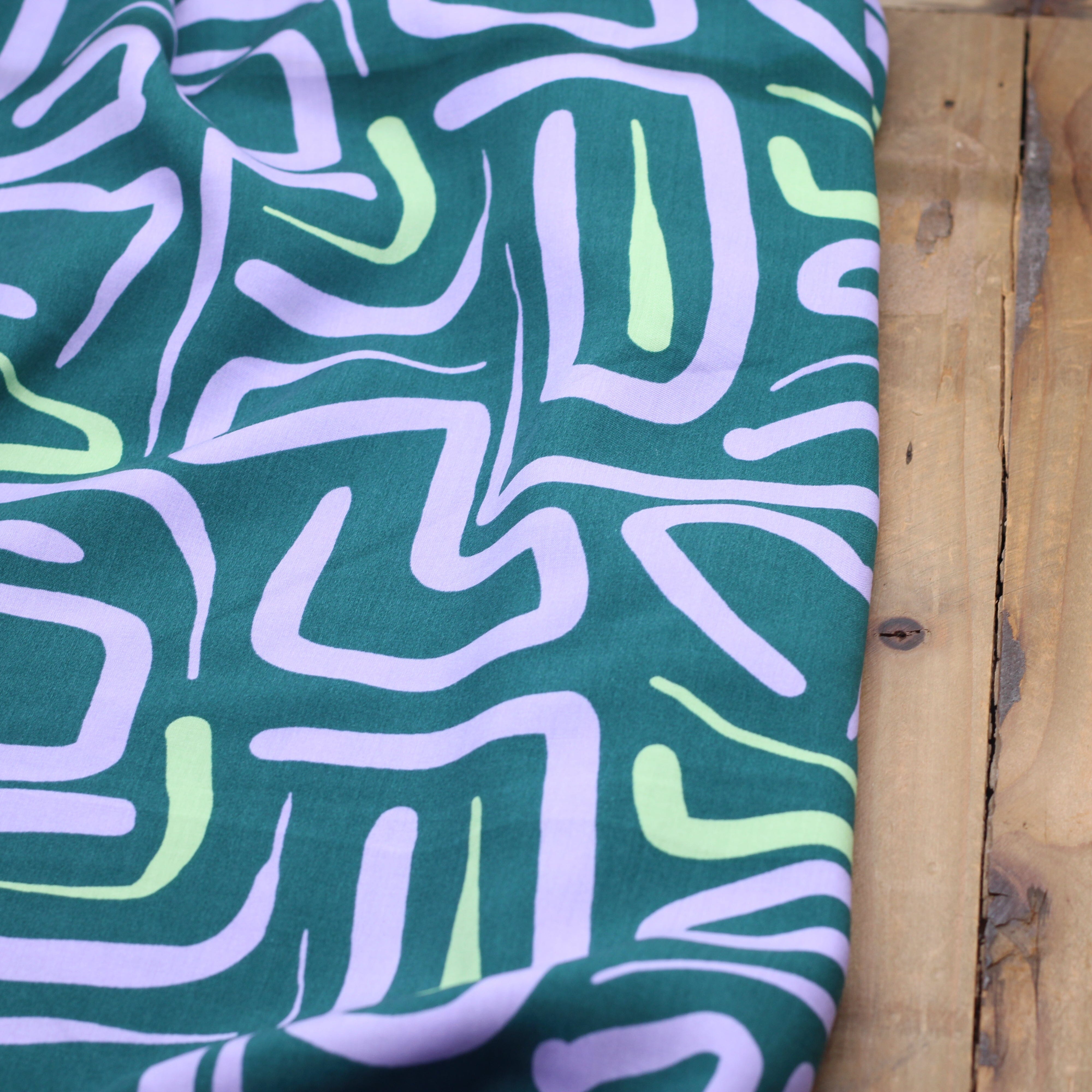 Tissu Viscose - ABSTRACT - Vert (vendu x10cm) Tissus Sélection Gaspard & Léonie | Gaspard et Léonie Tissus en ligne et Mercerie à Toulouse