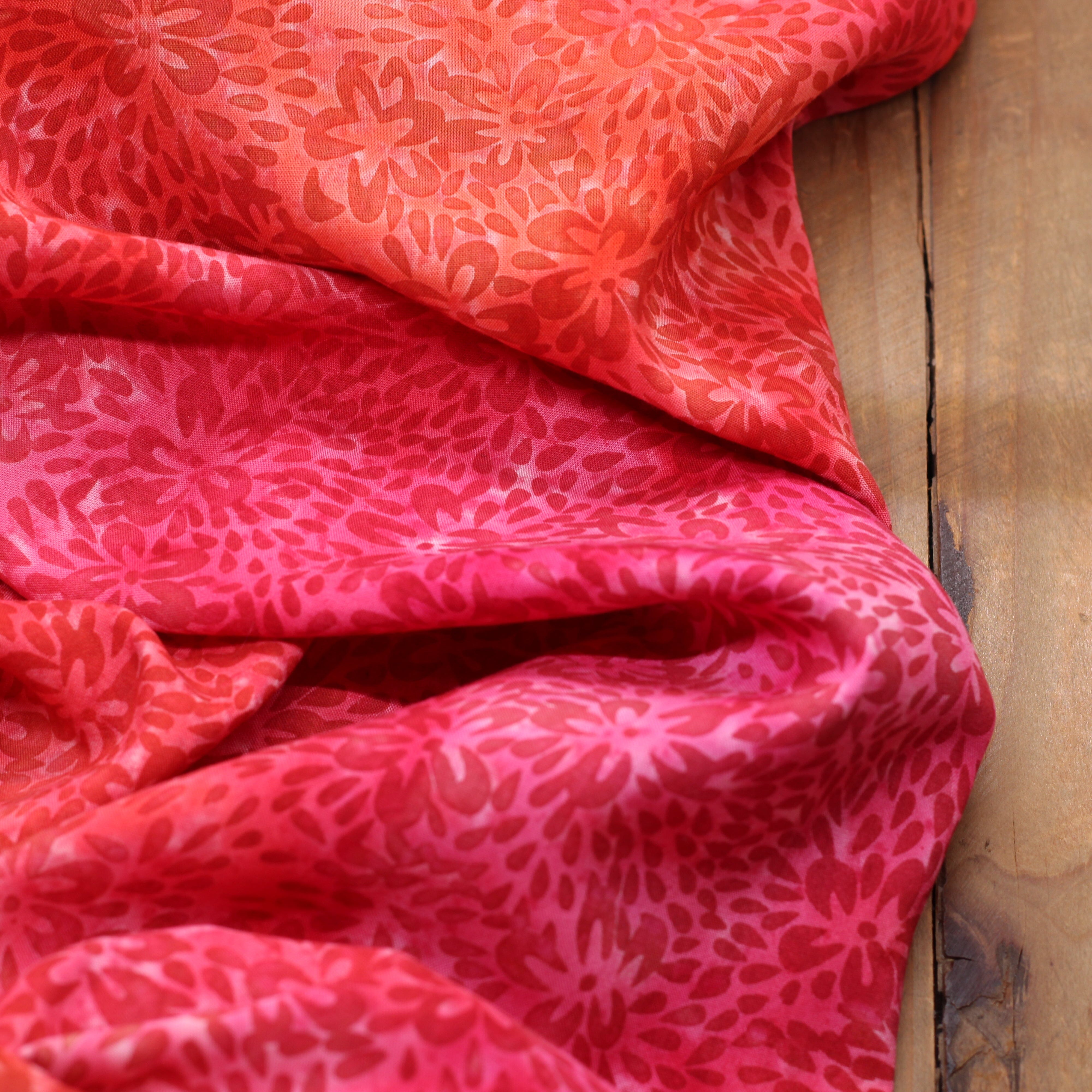 Tissu Viscose Batik #16 - Rouge (Vendu x10cm) Tissus Sélection Gaspard & Léonie | Gaspard et Léonie Tissus en ligne et Mercerie à Toulouse