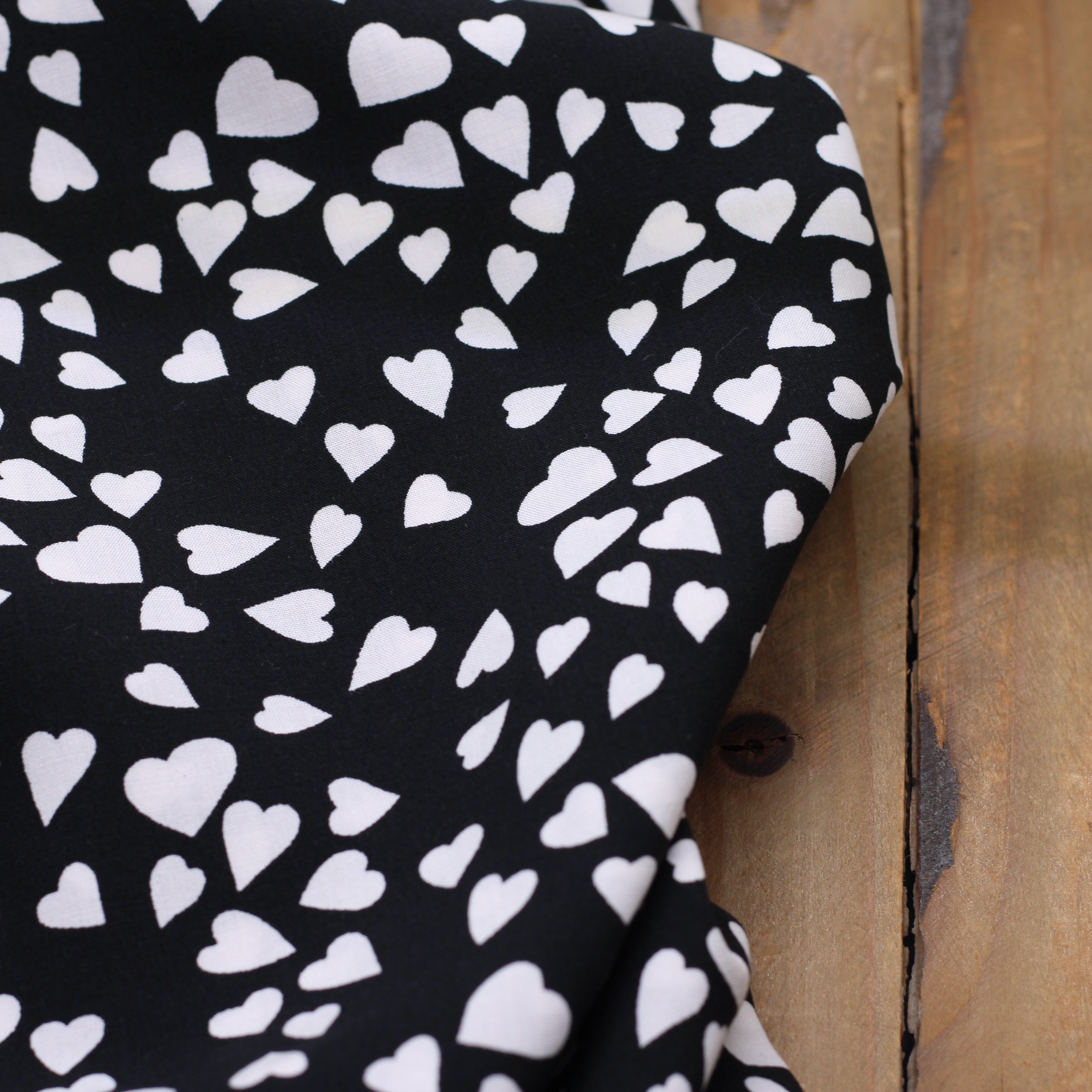 Tissu Viscose Coeurs - Noir (vendu x10cm) Tissus Sélection Gaspard & Léonie | Gaspard et Léonie Tissus en ligne et Mercerie à Toulouse