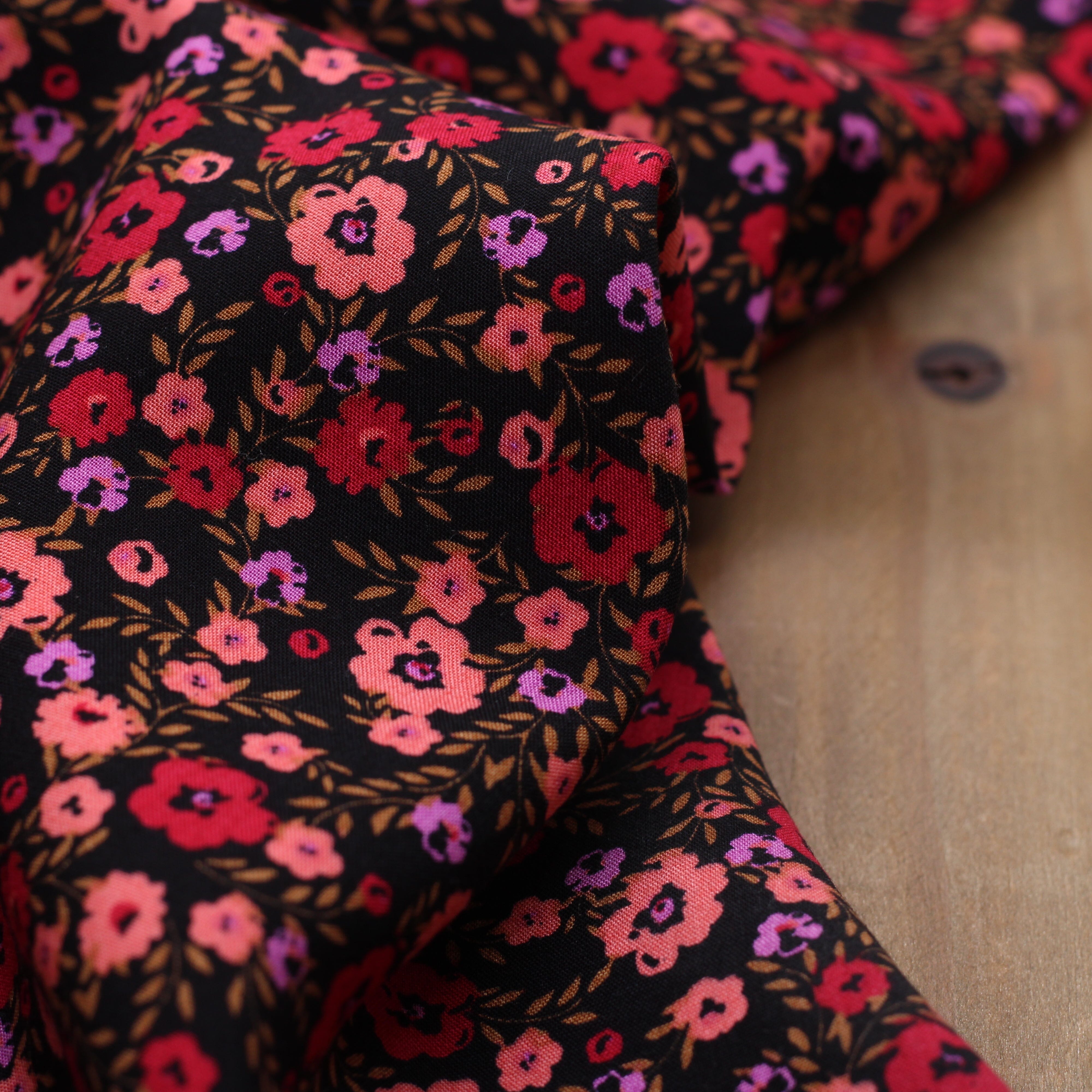 Tissu Viscose - FLEUR - Noir (vendu x10cm) Tissus Sélection Gaspard & Léonie | Gaspard et Léonie Tissus en ligne et Mercerie à Toulouse