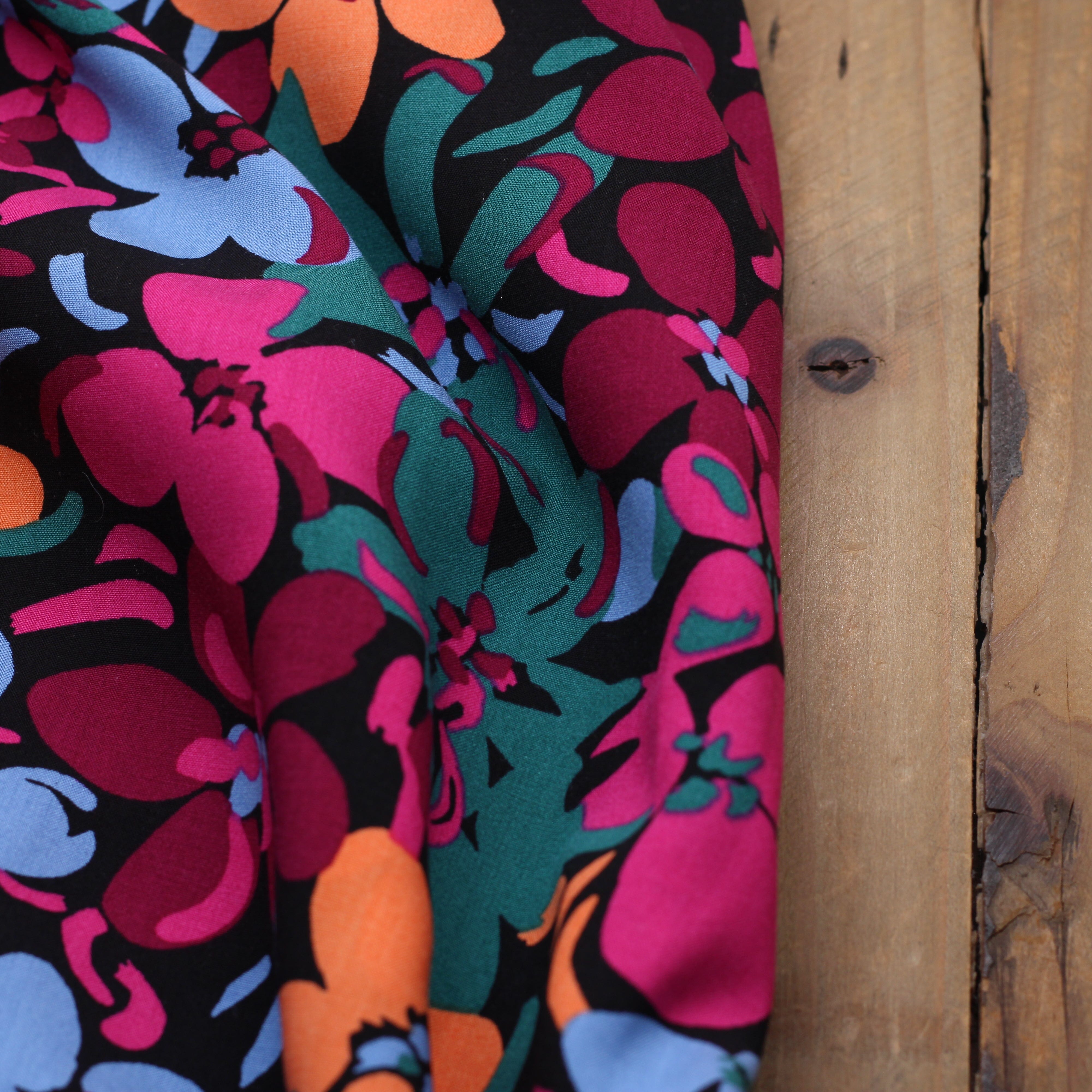 Tissu Viscose - FLEUR - Noir (vendu x10cm) Tissus Sélection Gaspard & Léonie | Gaspard et Léonie Tissus en ligne et Mercerie à Toulouse