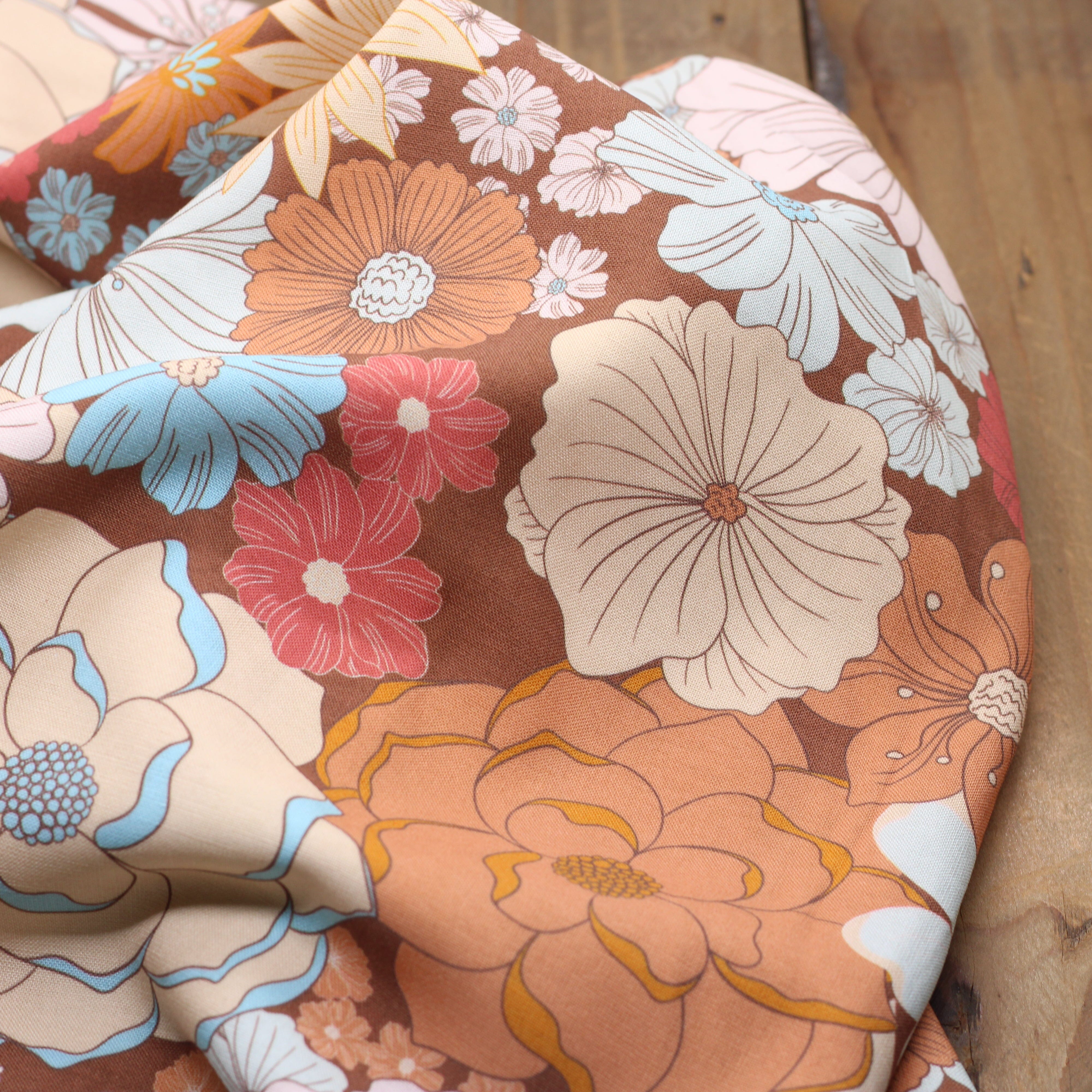 Tissu Viscose Fleuri- MOOS GROOVY FLOWERS - Chocolat/bleu (vendu x10cm) Tissus Sélection Gaspard & Léonie | Gaspard et Léonie Tissus en ligne et Mercerie à Toulouse