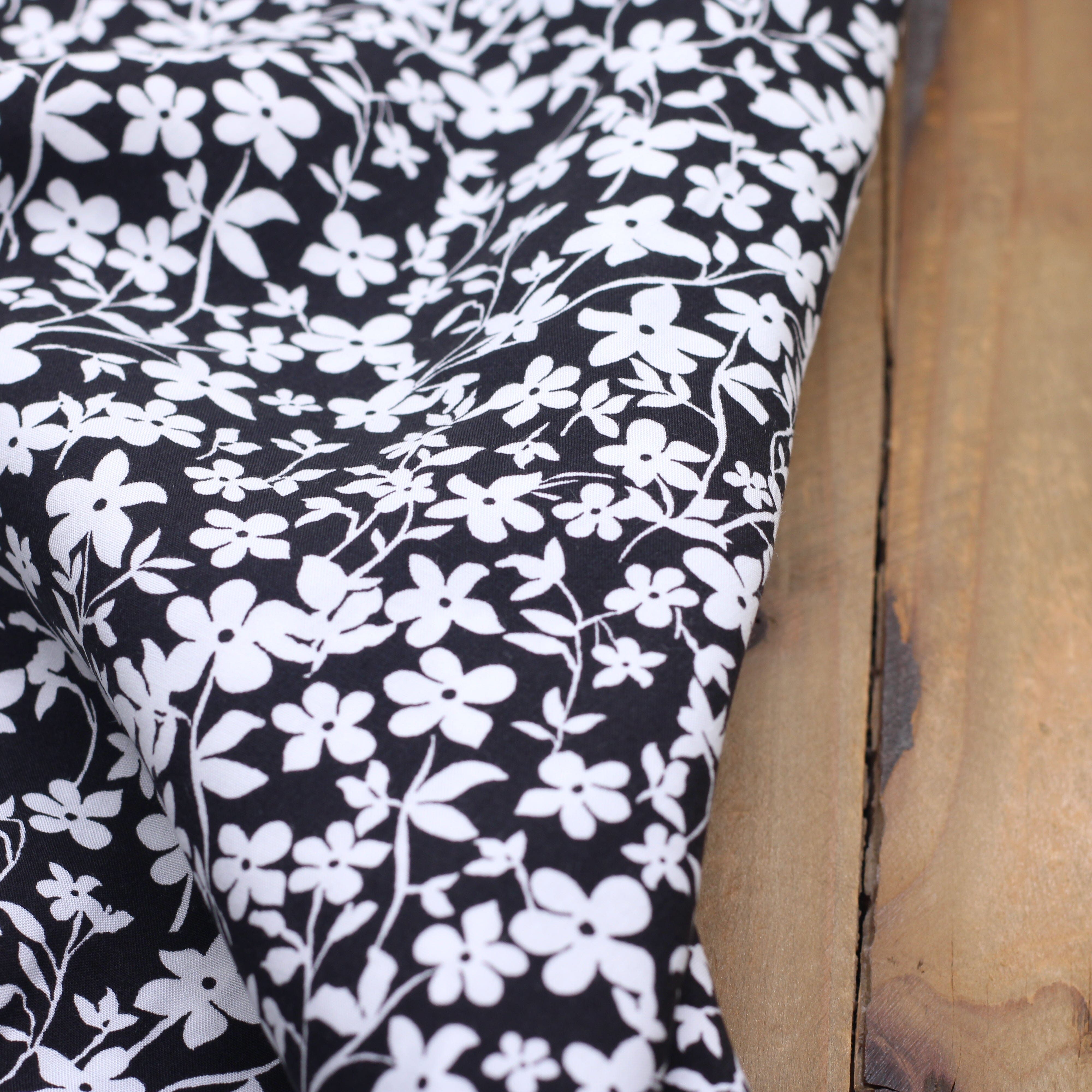 Tissu Viscose - FLEURI - Noir (vendu x10cm) Tissus Sélection Gaspard & Léonie | Gaspard et Léonie Tissus en ligne et Mercerie à Toulouse