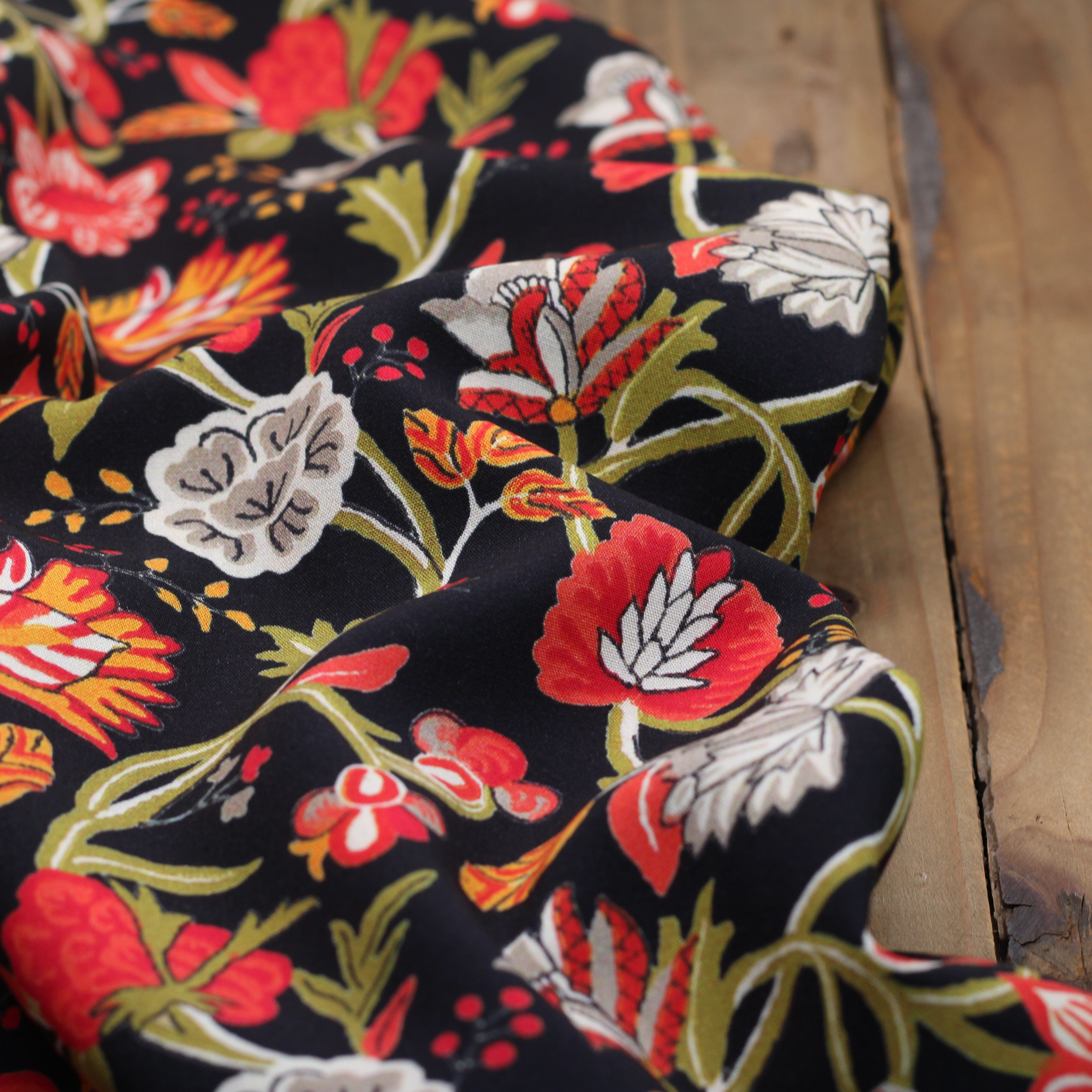 Tissu Viscose Fleuri Stretch ESME - Noir (Vendu x10cm) Tissus Sélection Gaspard & Léonie | Gaspard et Léonie Tissus en ligne et Mercerie à Toulouse