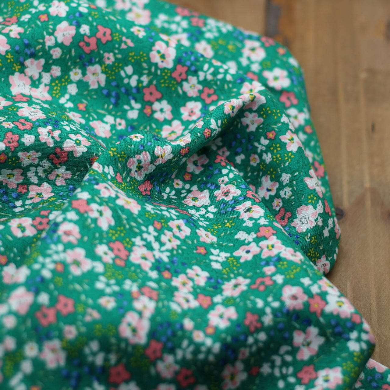 Tissu Viscose fleuri -SUMMER FLOWERS - Vert- KATIA (Vendu x10cm) Tissus katia Fabrics | Gaspard et Léonie Tissus en ligne et Mercerie à Toulouse