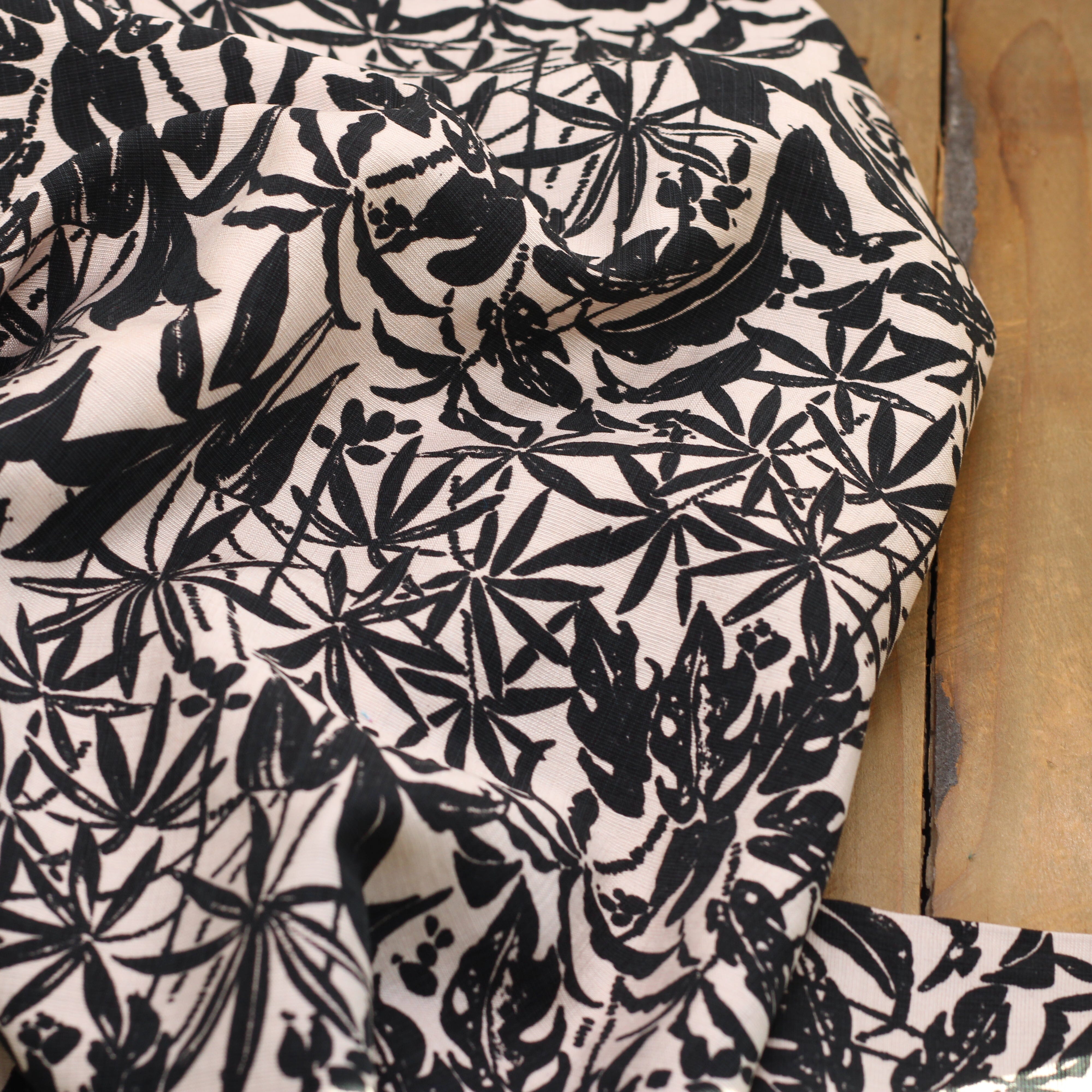 Tissu Viscose Fleuri - SYLVANA - Noir/Ecru (vendu x10cm) Tissus Sélection Gaspard & Léonie | Gaspard et Léonie Tissus en ligne et Mercerie à Toulouse