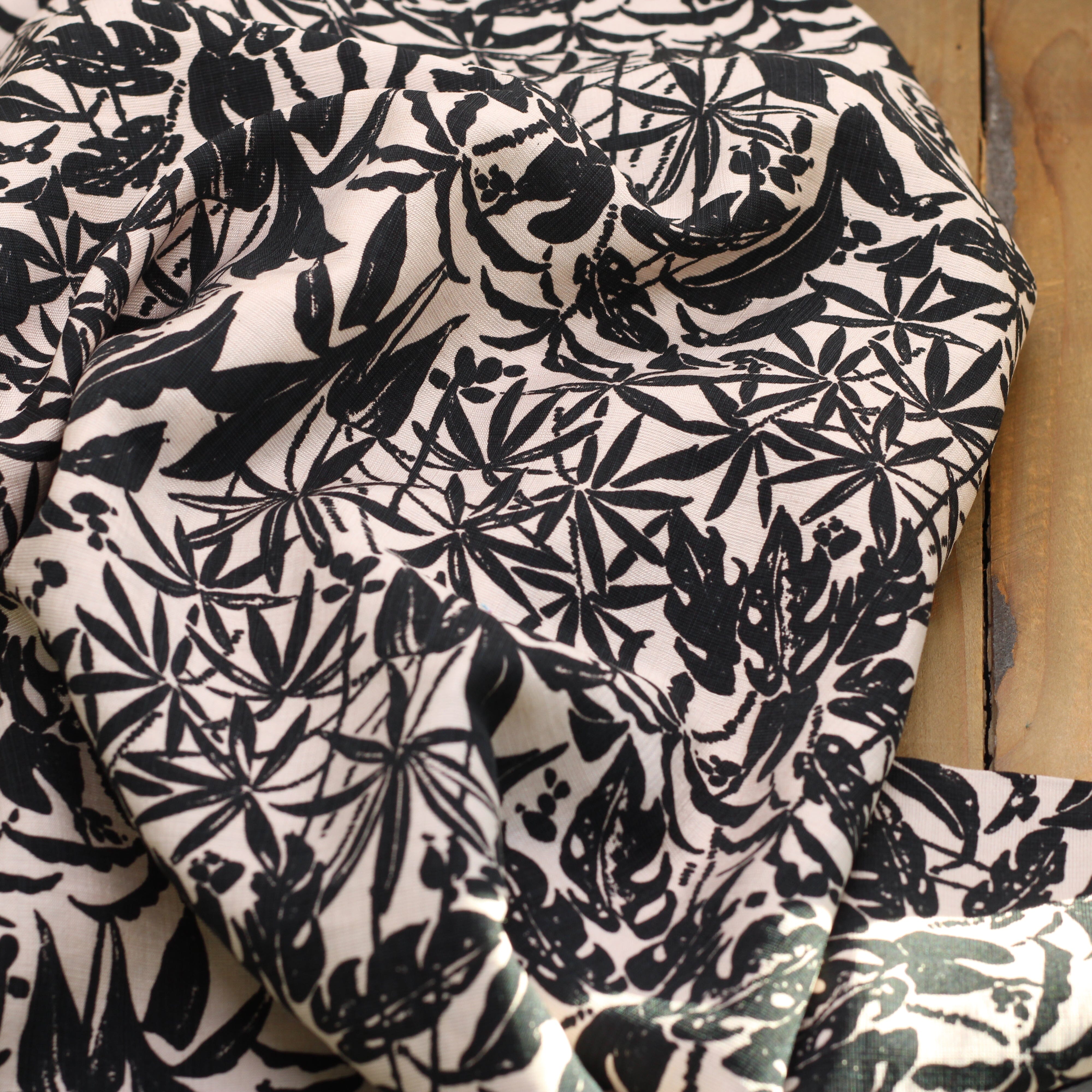 Tissu Viscose Fleuri - SYLVANA - Noir/Ecru (vendu x10cm) Tissus Sélection Gaspard & Léonie | Gaspard et Léonie Tissus en ligne et Mercerie à Toulouse