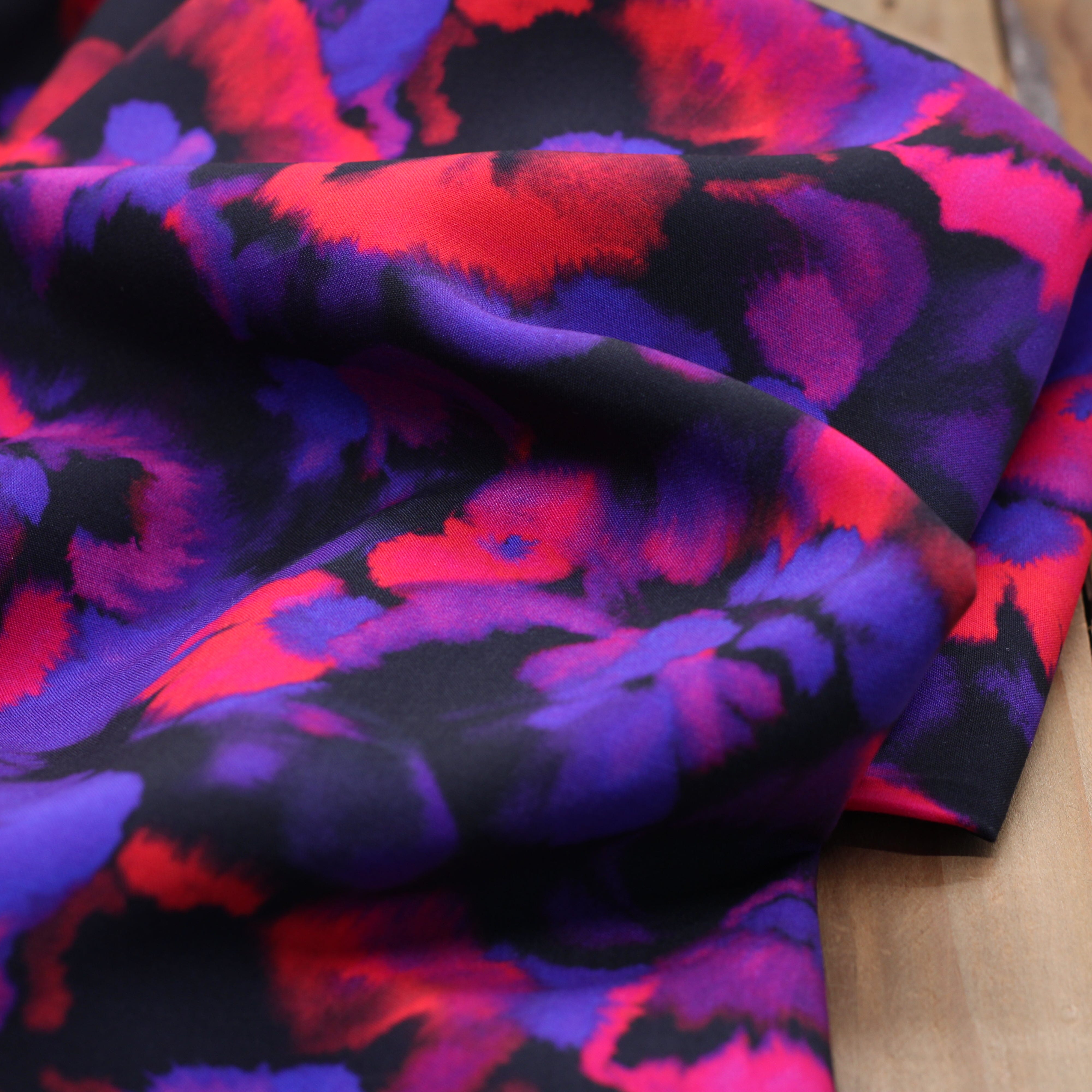 Tissu Viscose Fleuri - VICKI - Noir (vendu x10cm) Tissus Sélection Gaspard & Léonie | Gaspard et Léonie Tissus en ligne et Mercerie à Toulouse