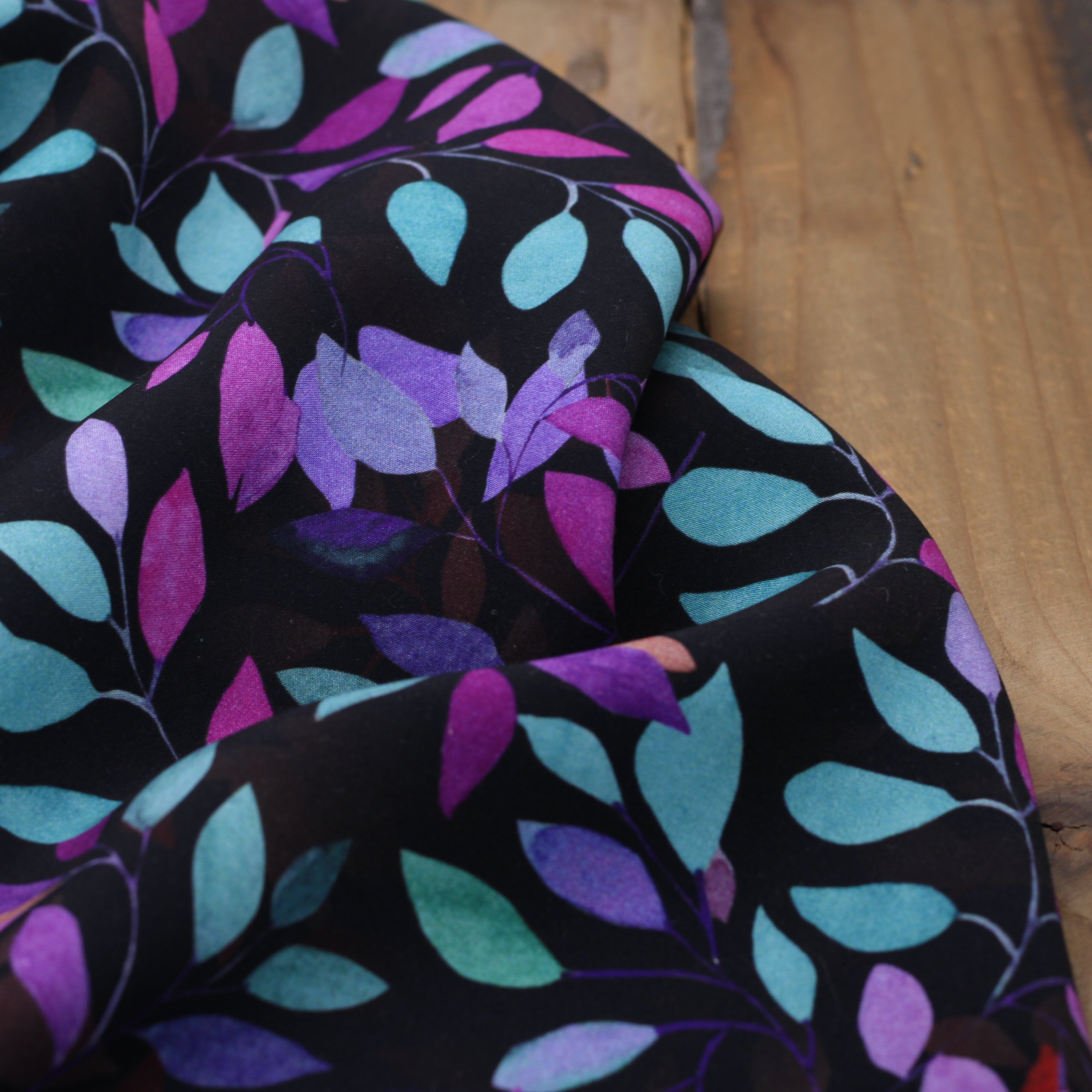 Tissu Viscose Fleurie - LEAVY - Noir (vendu x10cm) Tissus Sélection Gaspard & Léonie | Gaspard et Léonie Tissus en ligne et Mercerie à Toulouse