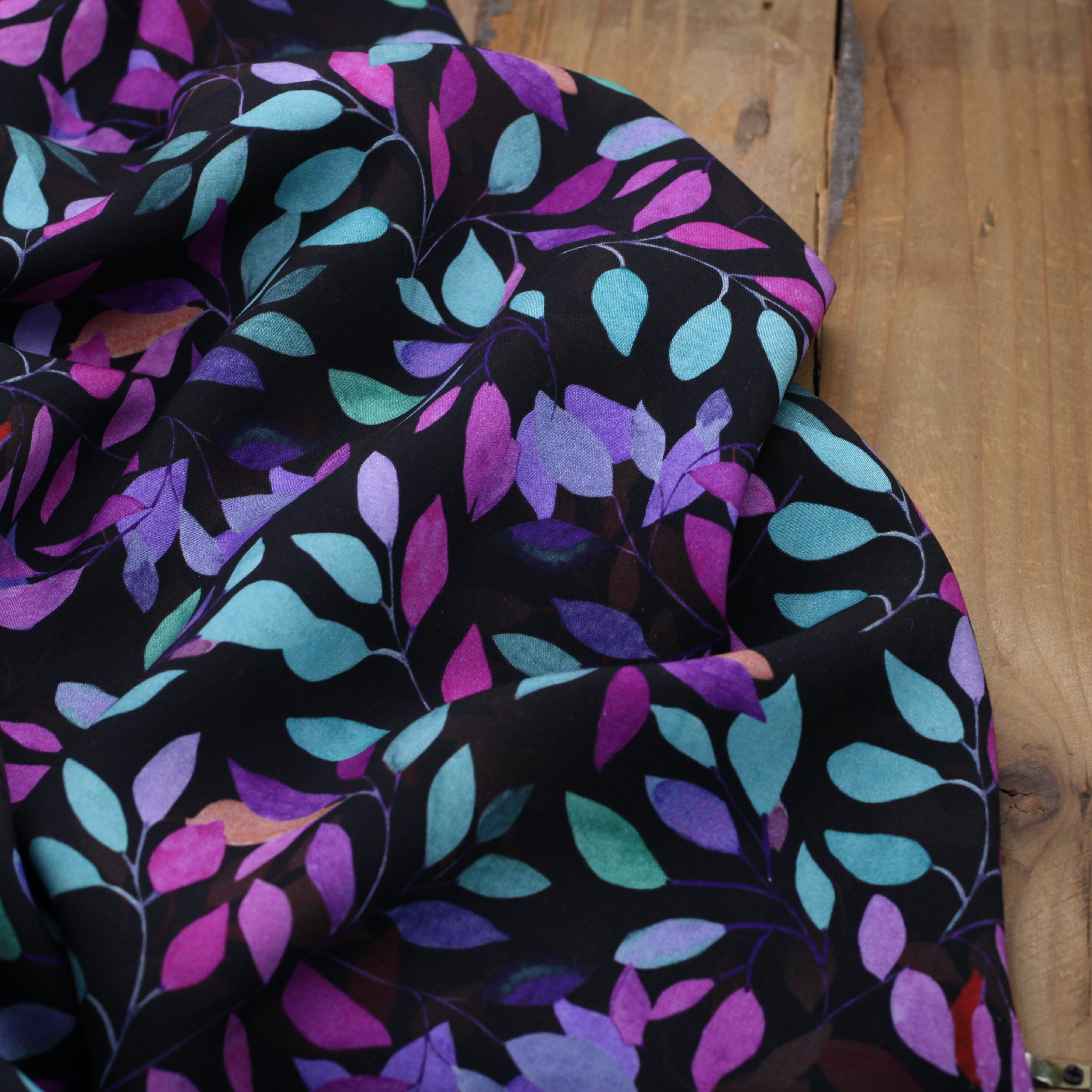 Tissu Viscose Fleurie - LEAVY - Noir (vendu x10cm) Tissus Sélection Gaspard & Léonie | Gaspard et Léonie Tissus en ligne et Mercerie à Toulouse