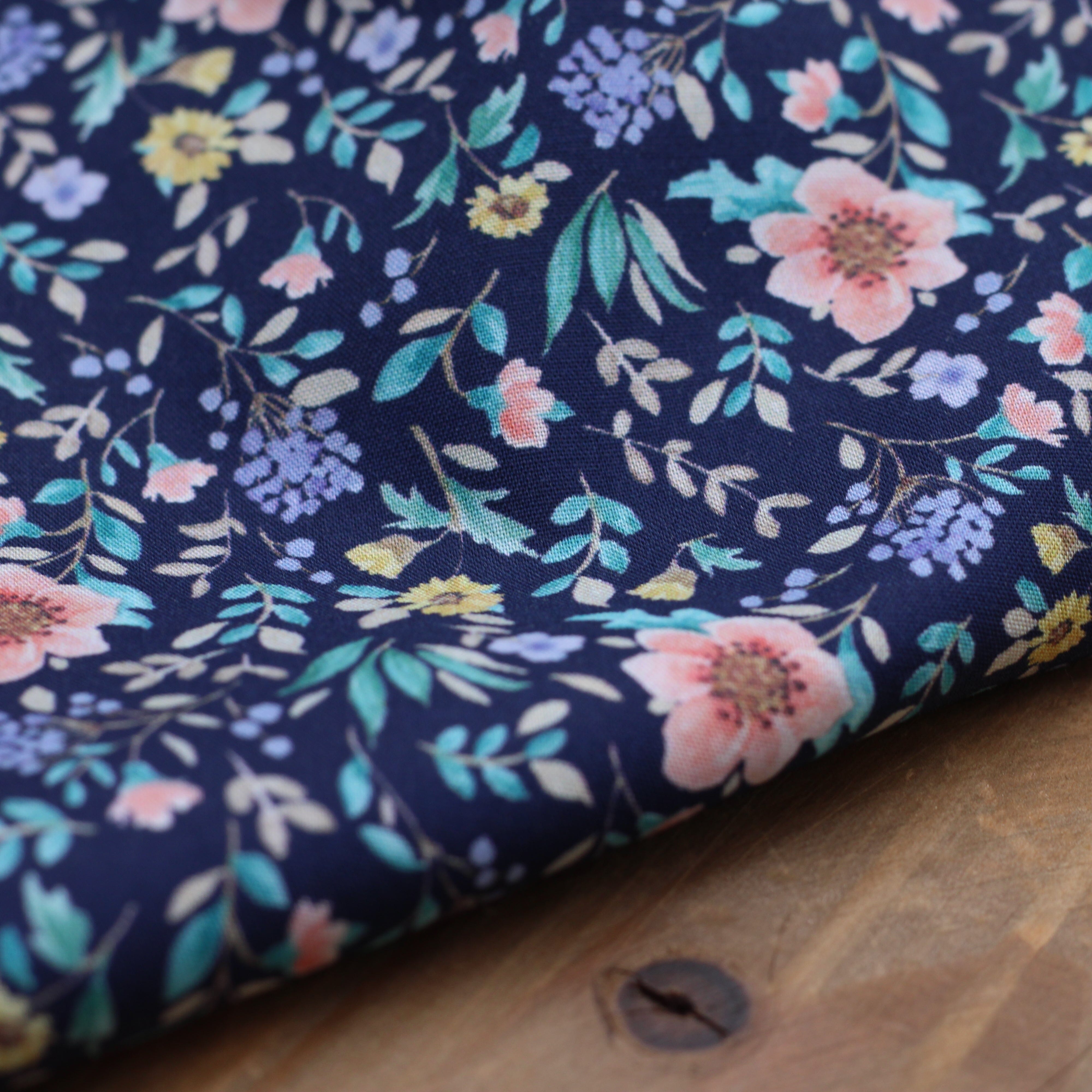 Tissu Viscose - FLOWERS - Bleu marine (vendu x10cm) Tissus Sélection Gaspard & Léonie | Gaspard et Léonie Tissus en ligne et Mercerie à Toulouse