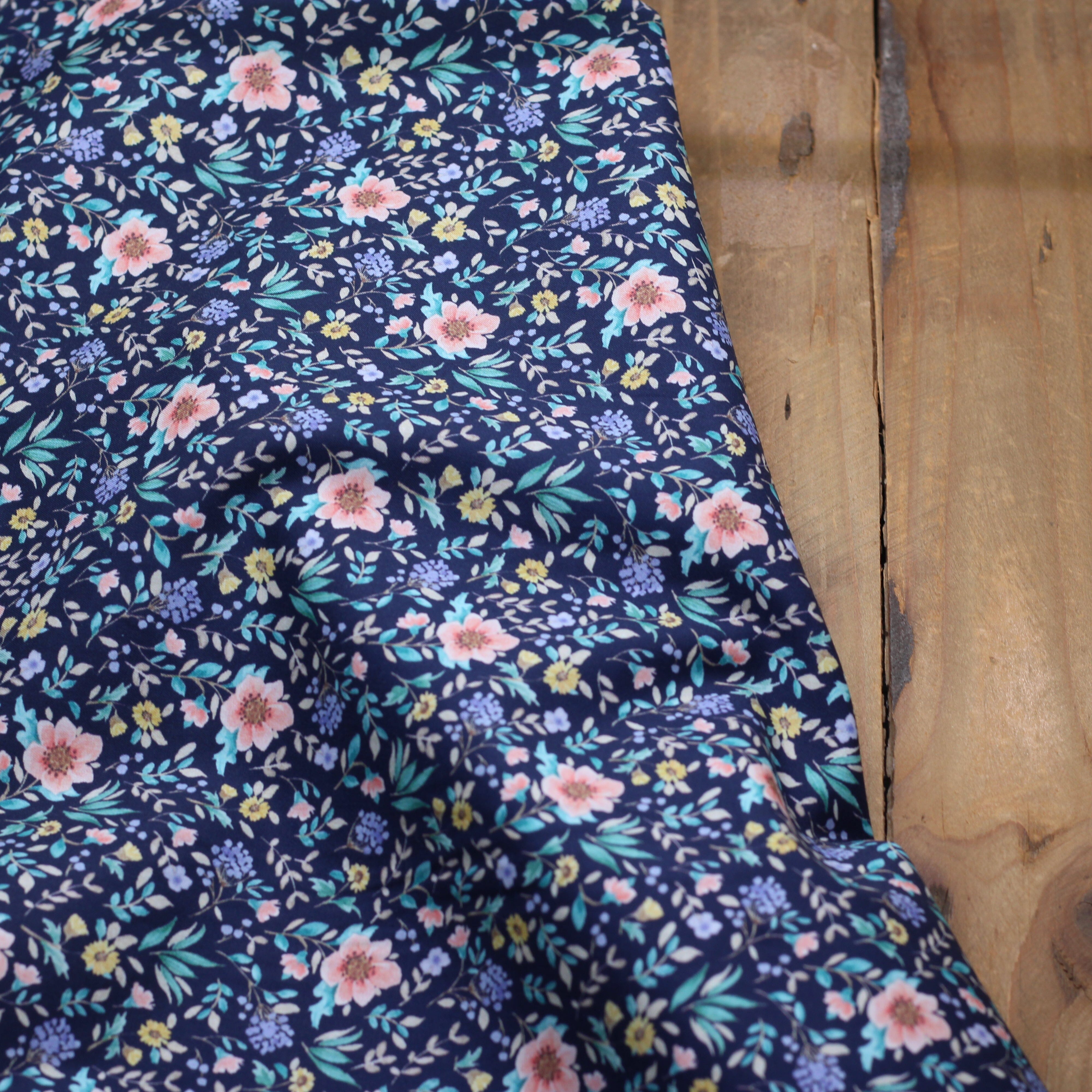 Tissu Viscose - FLOWERS - Bleu marine (vendu x10cm) Tissus Sélection Gaspard & Léonie | Gaspard et Léonie Tissus en ligne et Mercerie à Toulouse