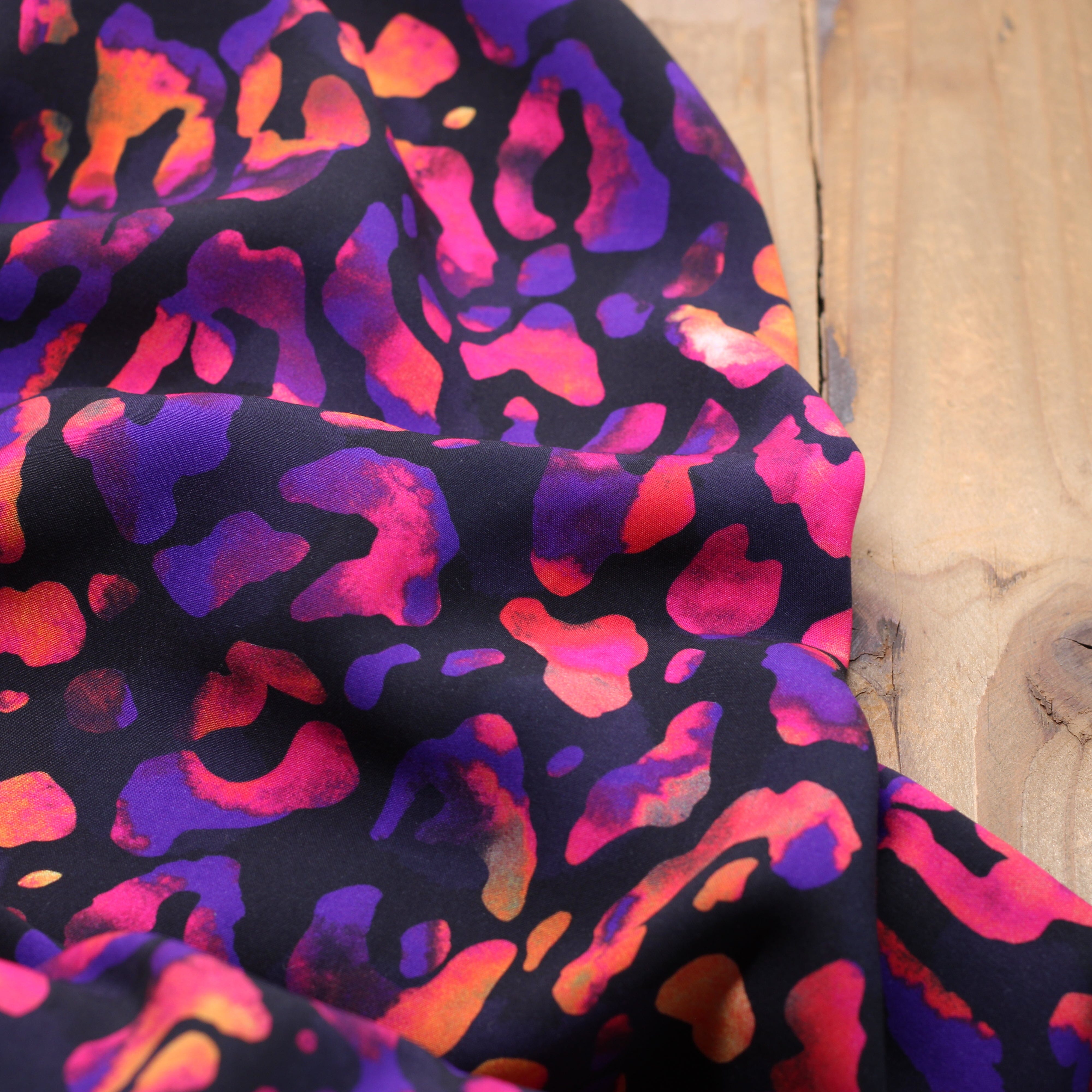 Tissu Viscose - PURPLE LEOPARD - Noir (vendu x10cm) Tissus Sélection Gaspard & Léonie | Gaspard et Léonie Tissus en ligne et Mercerie à Toulouse