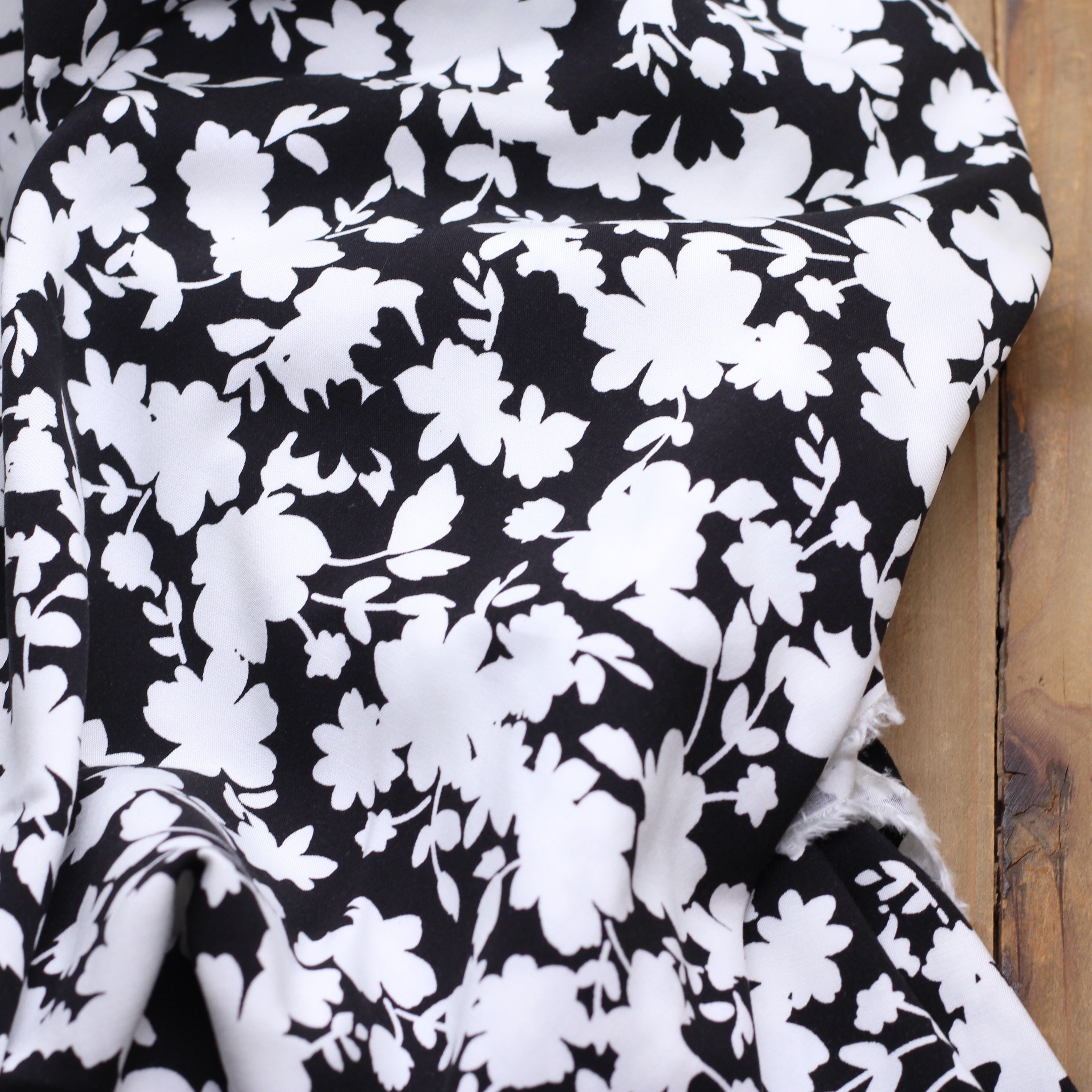 Tissu Viscose Stretch PENY - Noir (Vendu x10cm) Tissus Sélection Gaspard & Léonie | Gaspard et Léonie Tissus en ligne et Mercerie à Toulouse