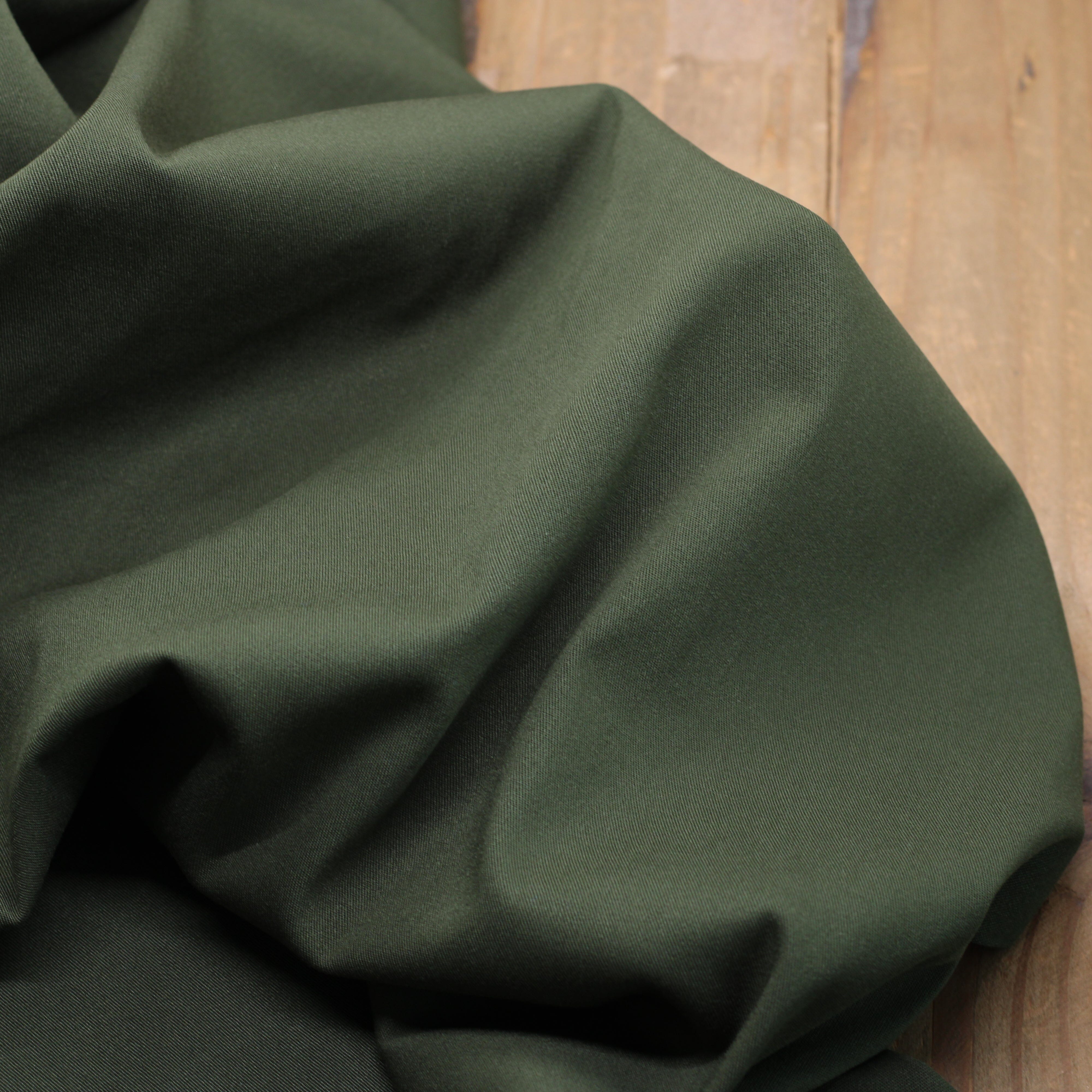 Tissu Viscose Stretch uni - Vert Kaki (Vendu x10cm) Tissus Sélection Gaspard & Léonie | Gaspard et Léonie Tissus en ligne et Mercerie à Toulouse