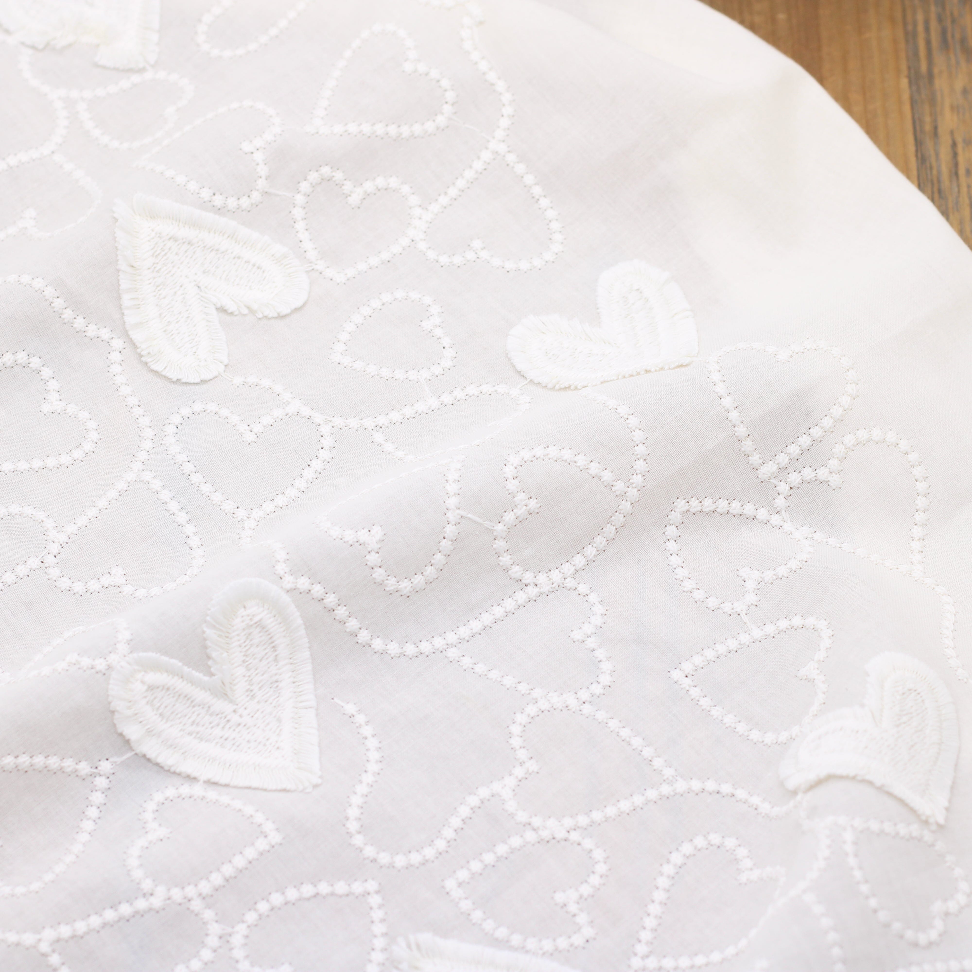 Tissu voile de coton brodé - COEURS - Ecru (Vendu x10cm) Tissus Sélection Gaspard & Léonie | Gaspard et Léonie Tissus en ligne et Mercerie à Toulouse