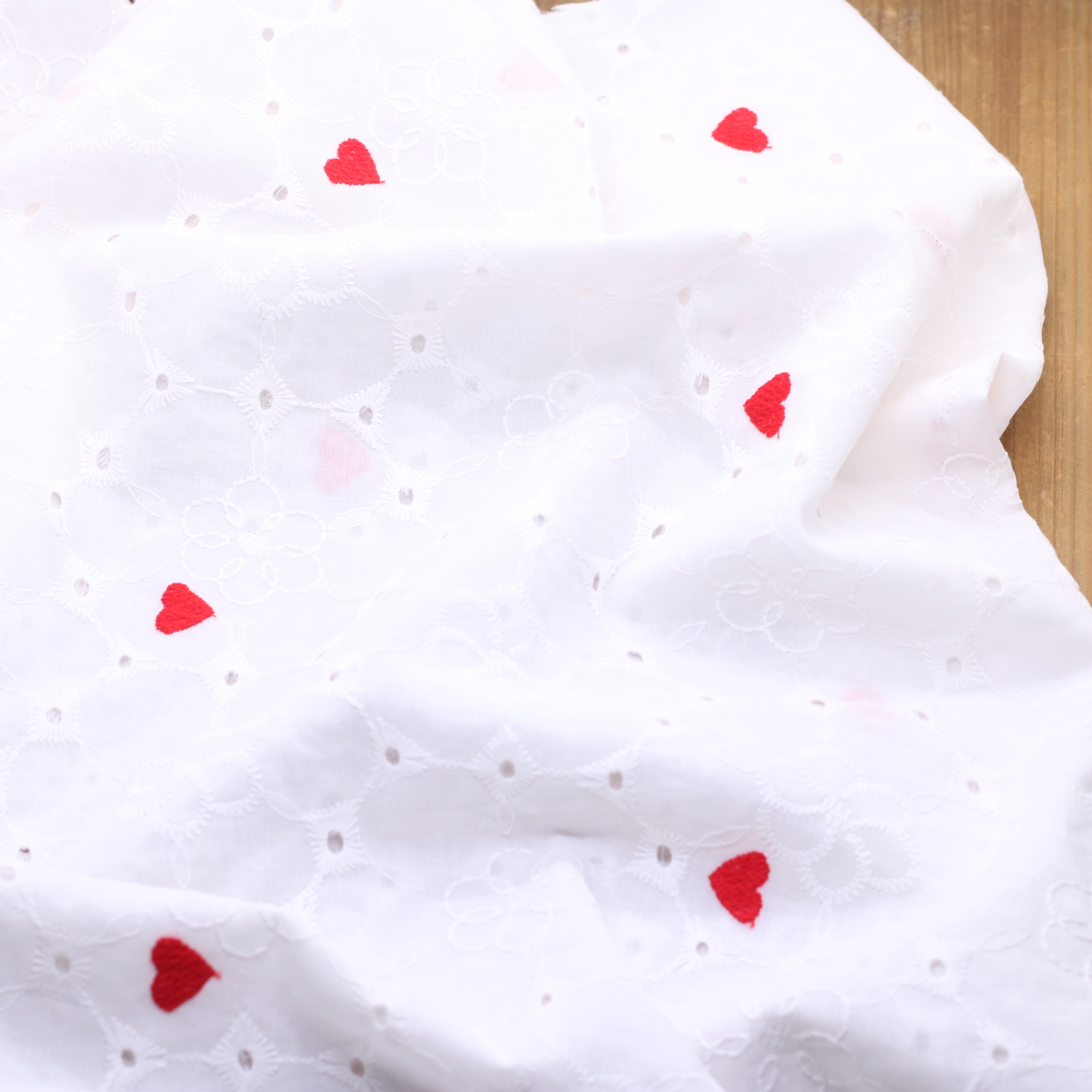 Tissu voile de coton brodé - COEURS rouges - Blanc (Vendu x10cm) Tissus Sélection Gaspard & Léonie | Gaspard et Léonie Tissus en ligne et Mercerie à Toulouse