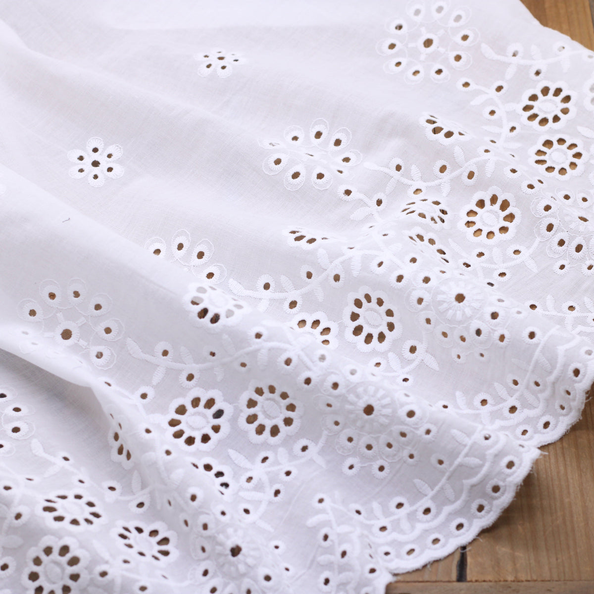 Tissu voile de coton brodé et festonné - ROMIE - Blanc Cassé (Vendu x10cm) Tissus Sélection Gaspard & Léonie | Gaspard et Léonie Tissus en ligne et Mercerie à Toulouse