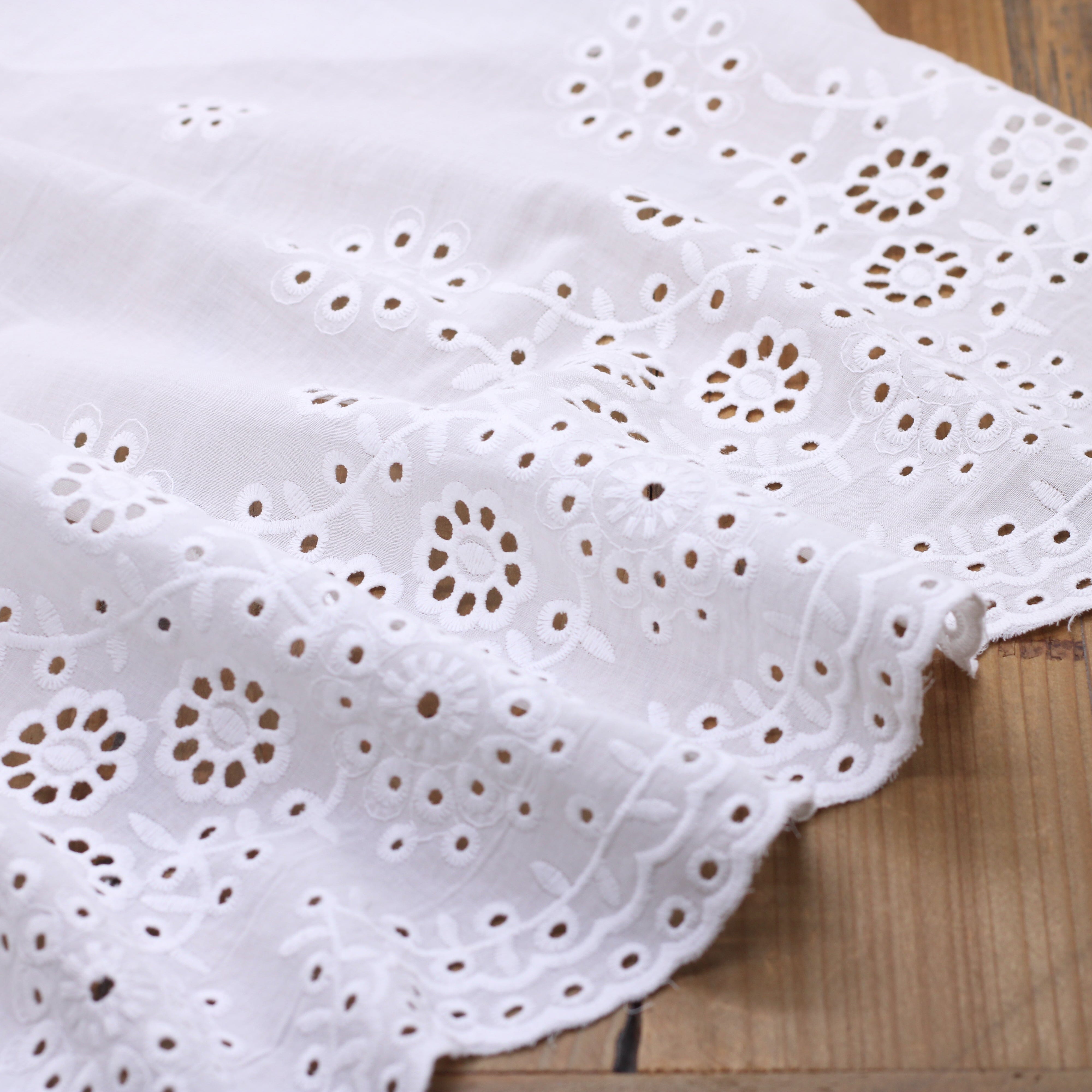 Tissu voile de coton brodé et festonné - ROMIE - Blanc Cassé (Vendu x10cm) Tissus Sélection Gaspard & Léonie | Gaspard et Léonie Tissus en ligne et Mercerie à Toulouse