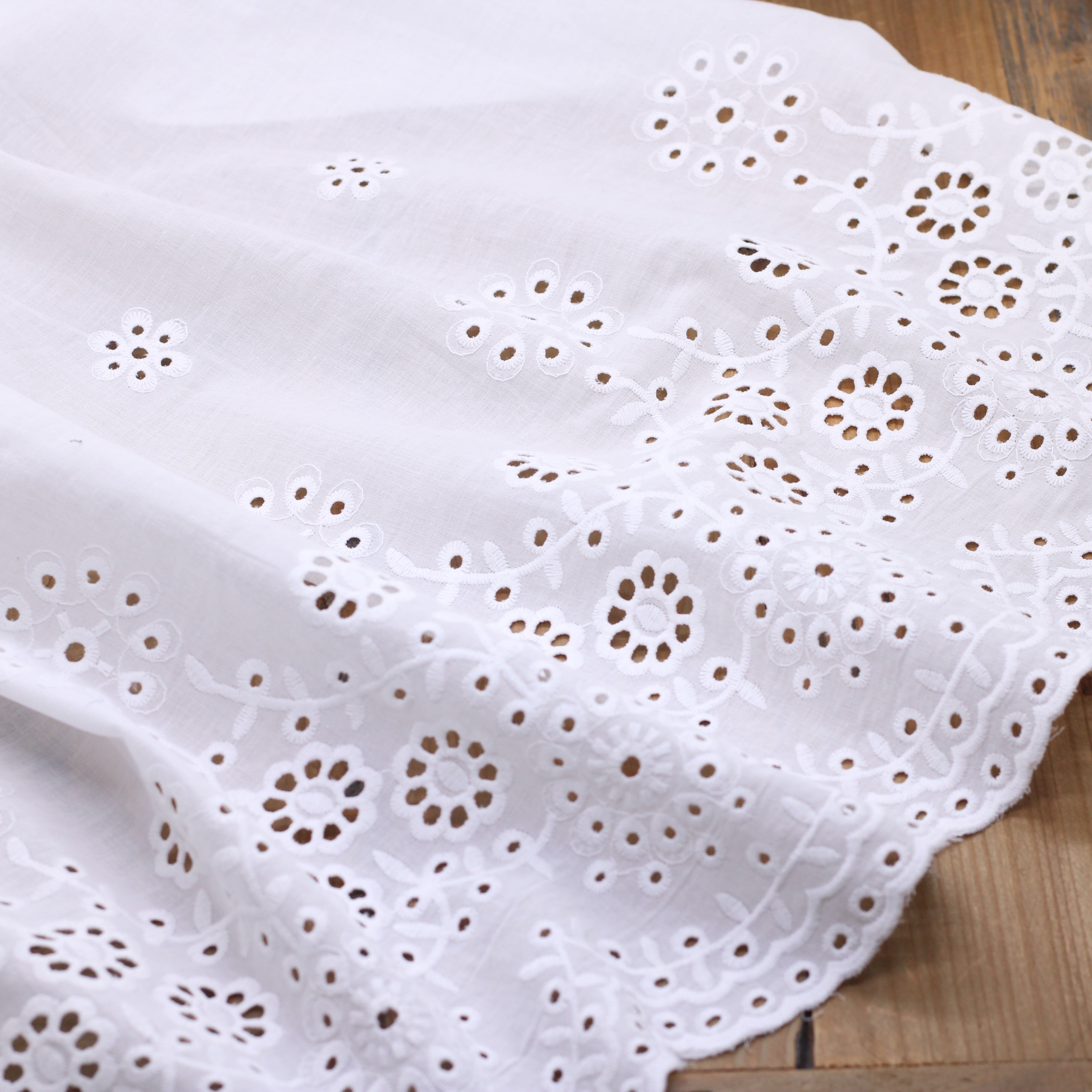 Tissu voile de coton brodé et festonné - ROMIE - Blanc Cassé (Vendu x10cm) Tissus Sélection Gaspard & Léonie | Gaspard et Léonie Tissus en ligne et Mercerie à Toulouse