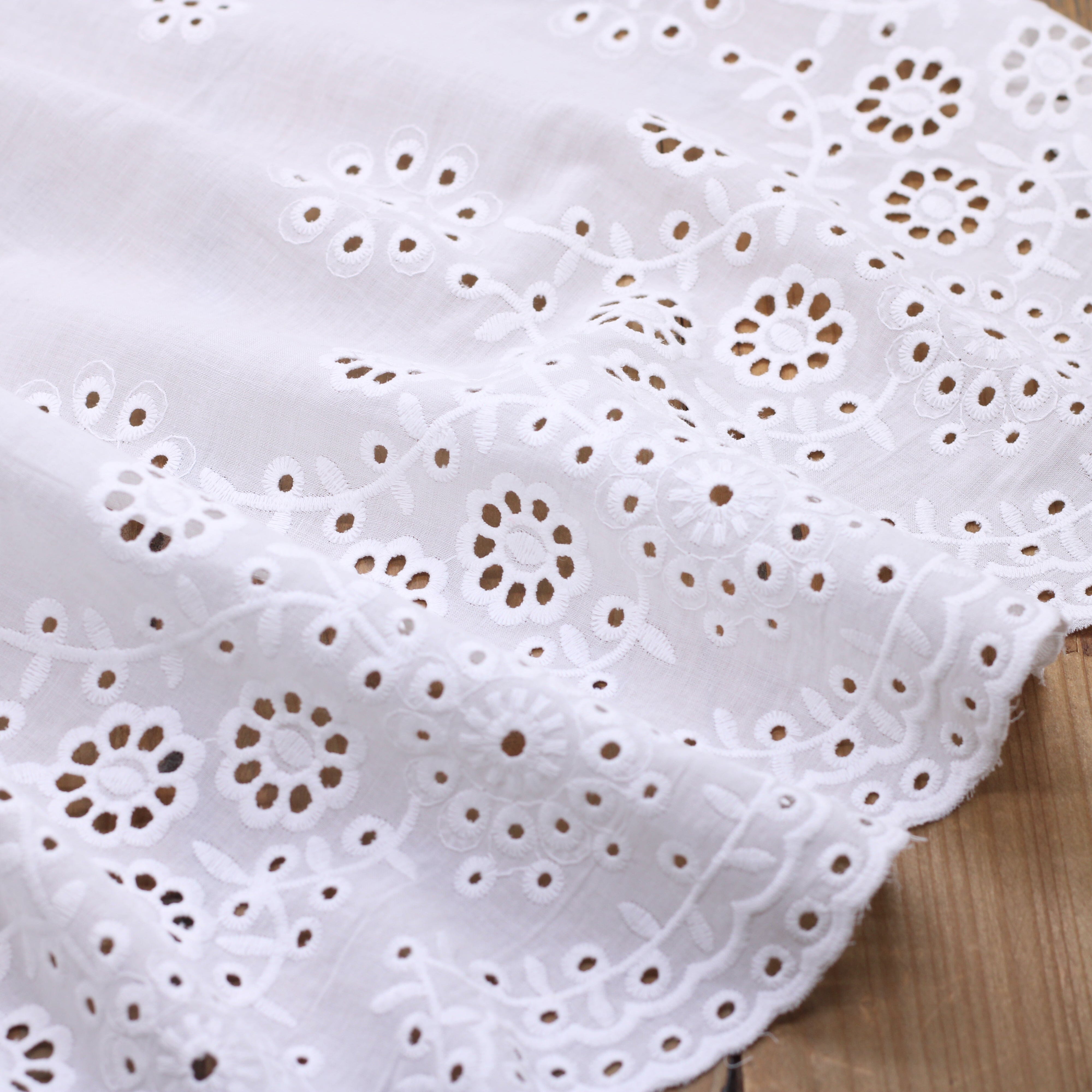 Tissu voile de coton brodé et festonné - ROMIE - Blanc Cassé (Vendu x10cm) Tissus Sélection Gaspard & Léonie | Gaspard et Léonie Tissus en ligne et Mercerie à Toulouse