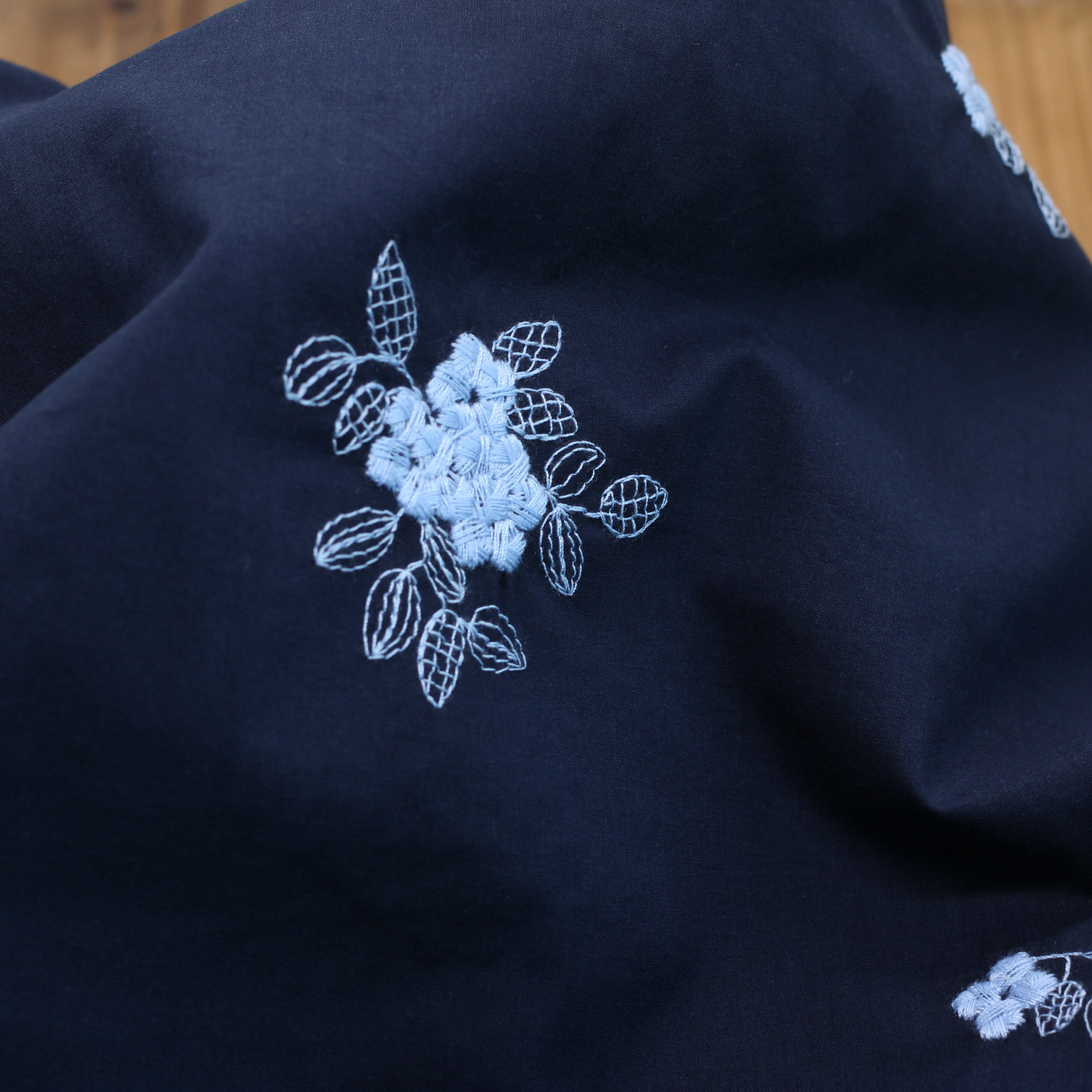 Tissu voile de coton brodé - FLEURS CIEL - Bleu marine (Vendu x10cm) Tissus Sélection Gaspard & Léonie | Gaspard et Léonie Tissus en ligne et Mercerie à Toulouse