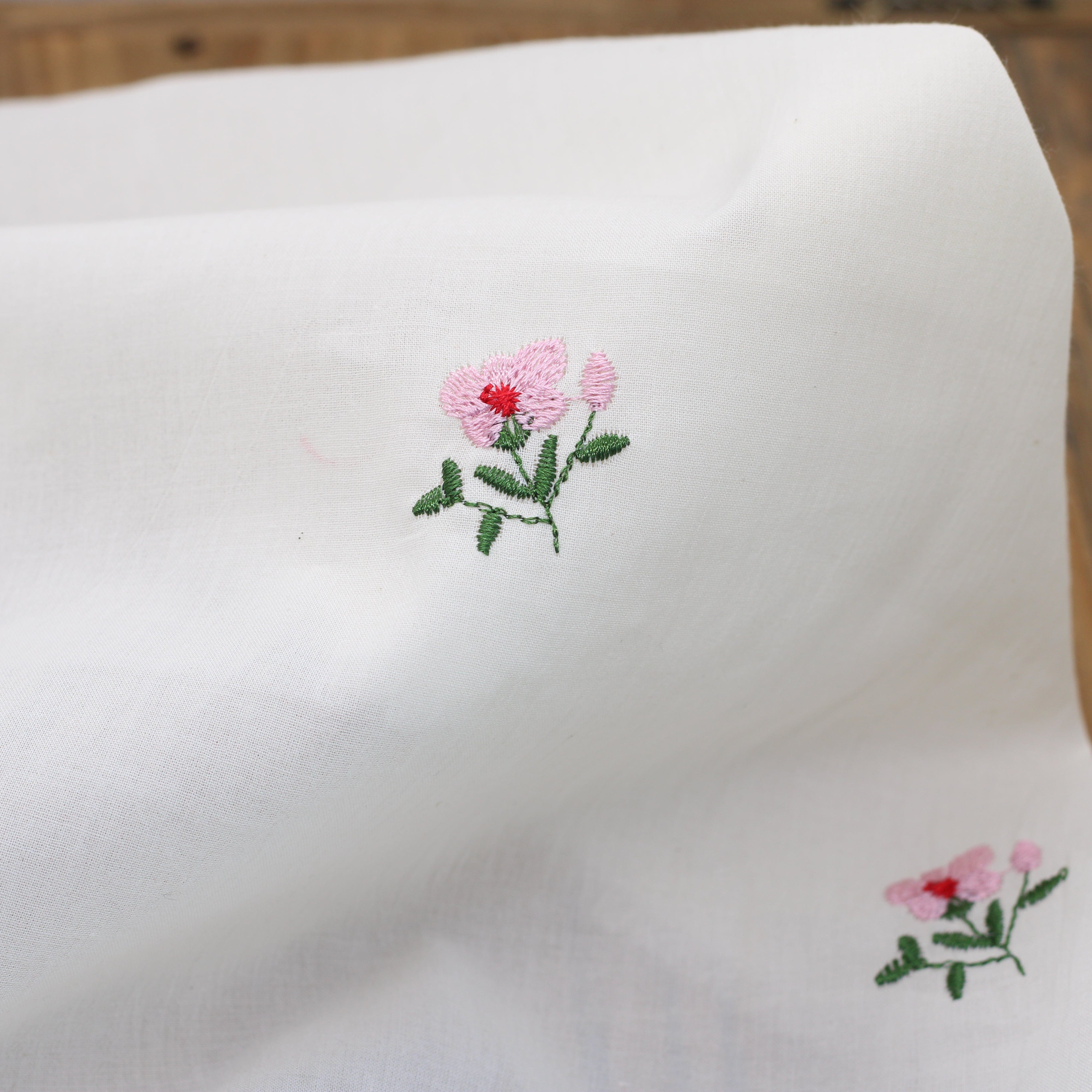 Tissu voile de coton brodé - FLEURS ROSES - Blanc (Vendu x10cm) Tissus Sélection Gaspard & Léonie | Gaspard et Léonie Tissus en ligne et Mercerie à Toulouse