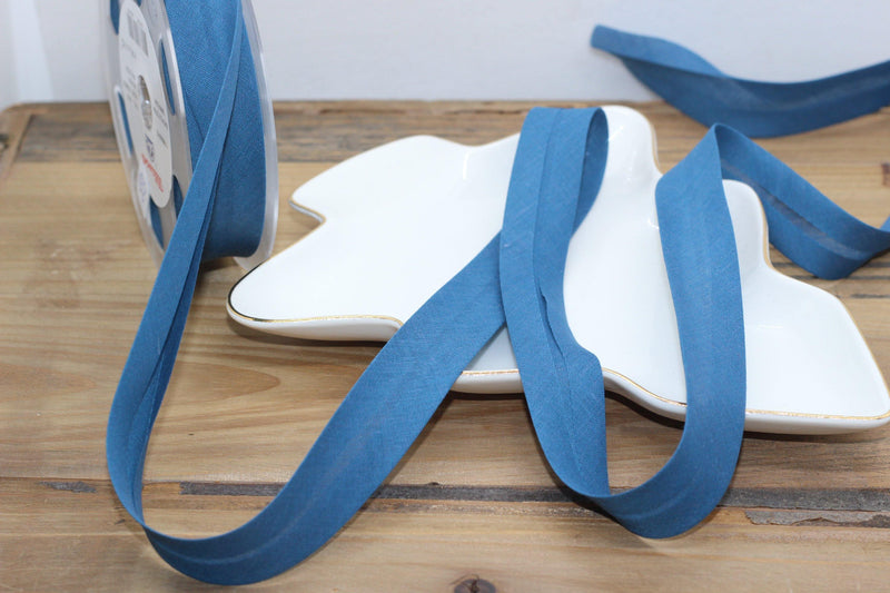 Biais Polycoton uni COL:833 20mm bleu (Vendu x10cm) - L'atelier de Gaspard et Léonie